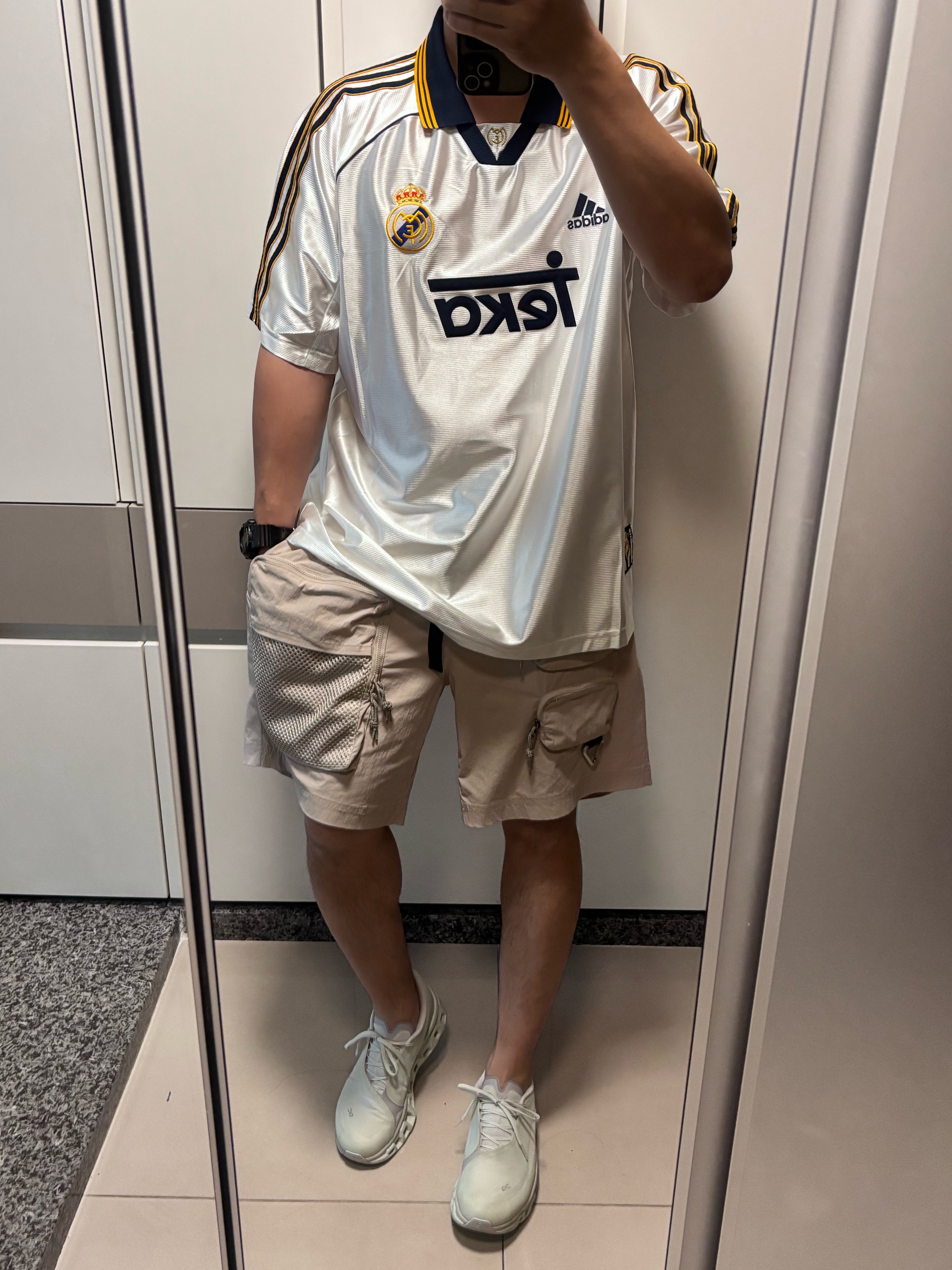 Adidas Real Madrid 99/00 Home Jersey White - KR Sizing (Non Marking Ver.), Nike ACG Cargo Shorts String - Asia 착용 스타일