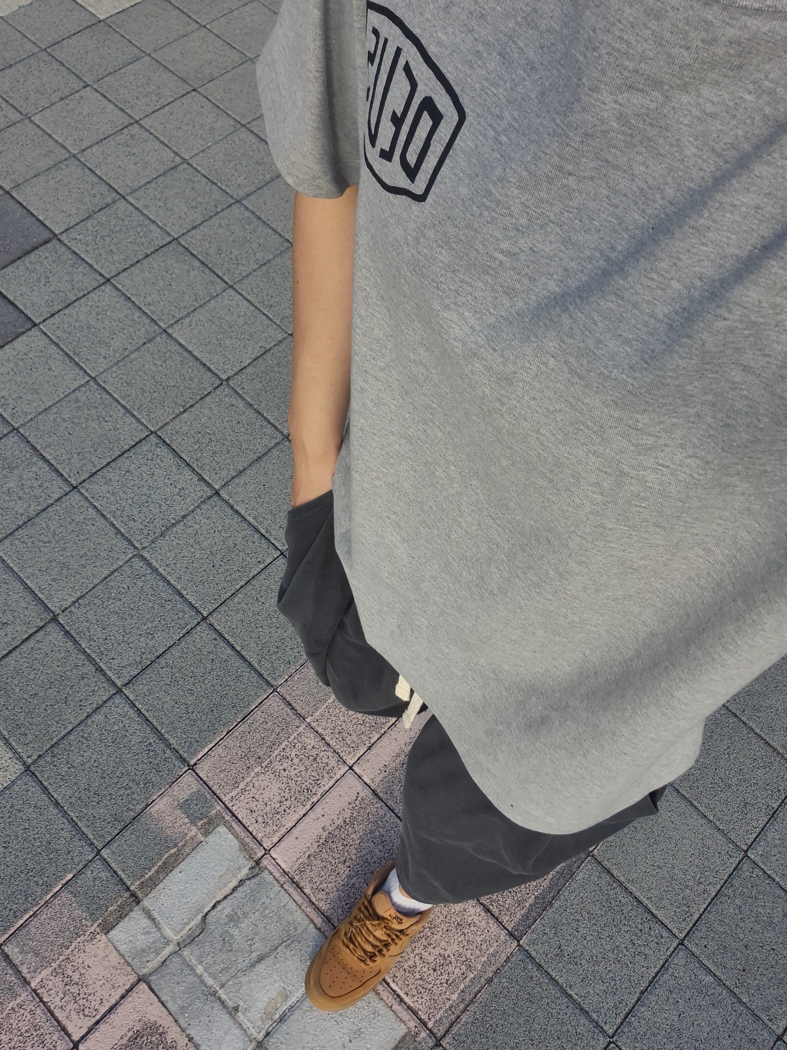 Nike Air Force 1 '07 WB Flax, Deus Ex Machina Seoul Original Address T-Shirt Grey 착용 스타일 - 3