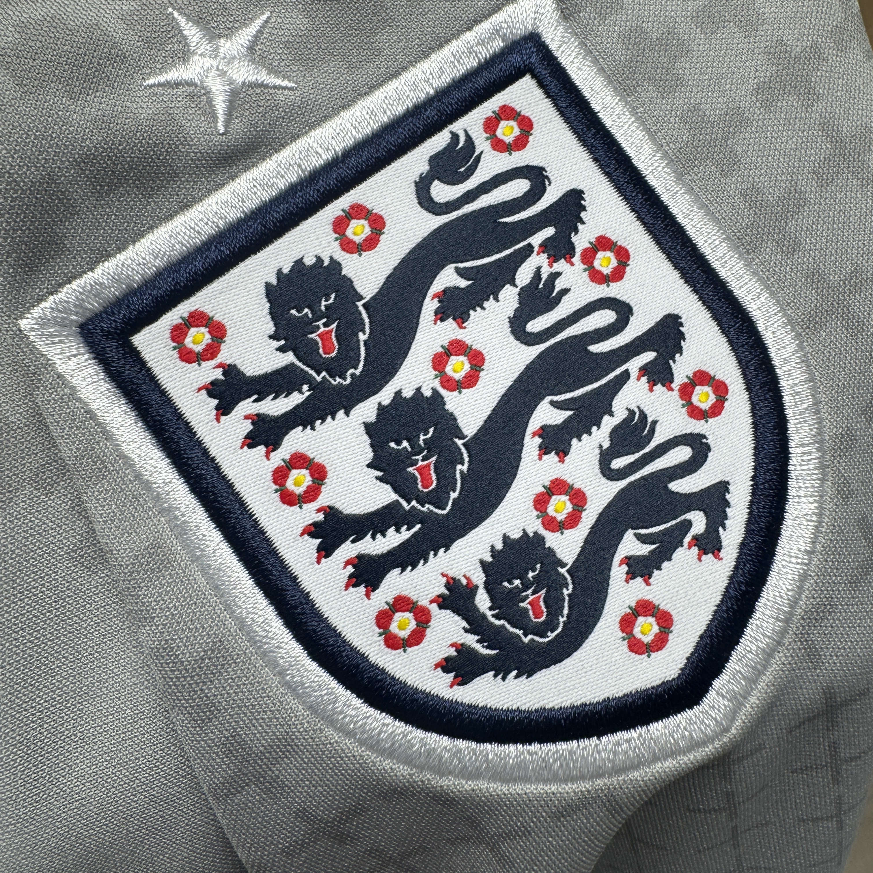 Palace x Nike England Academy Pro Short-Sleeve Football Top Pewter Grey Bright Crimson Bright Crimson 착용 스타일 - 4