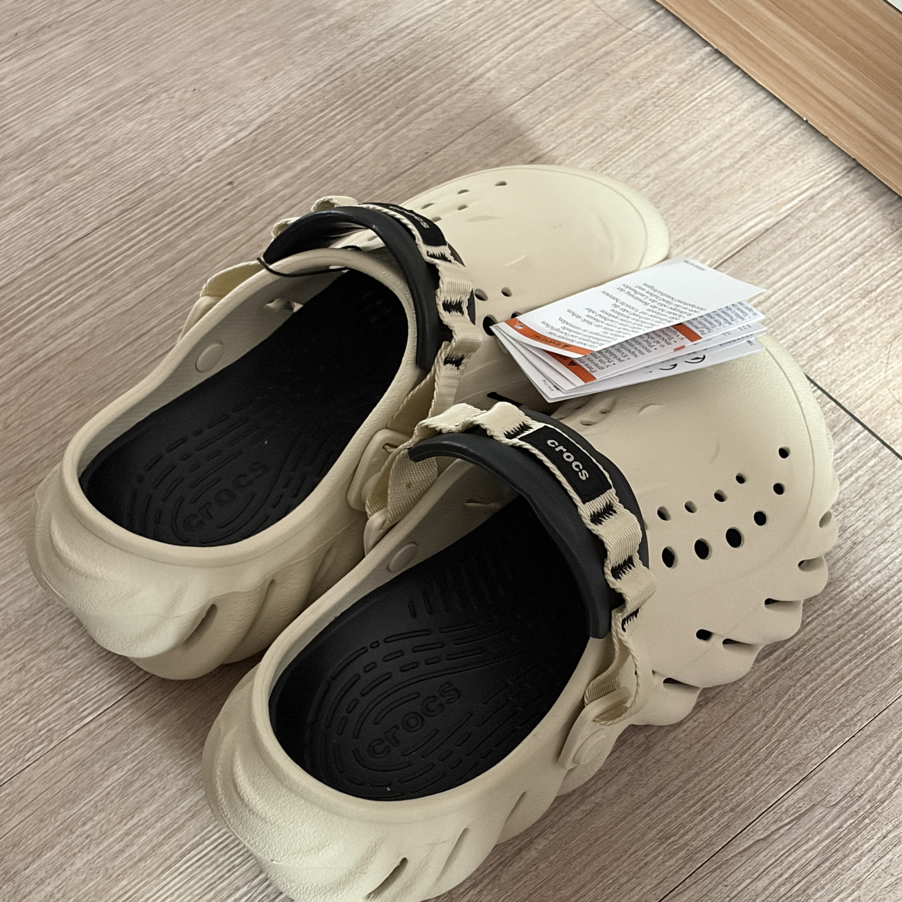 Crocs Echo Clog Bone Black 착용 스타일 - 2