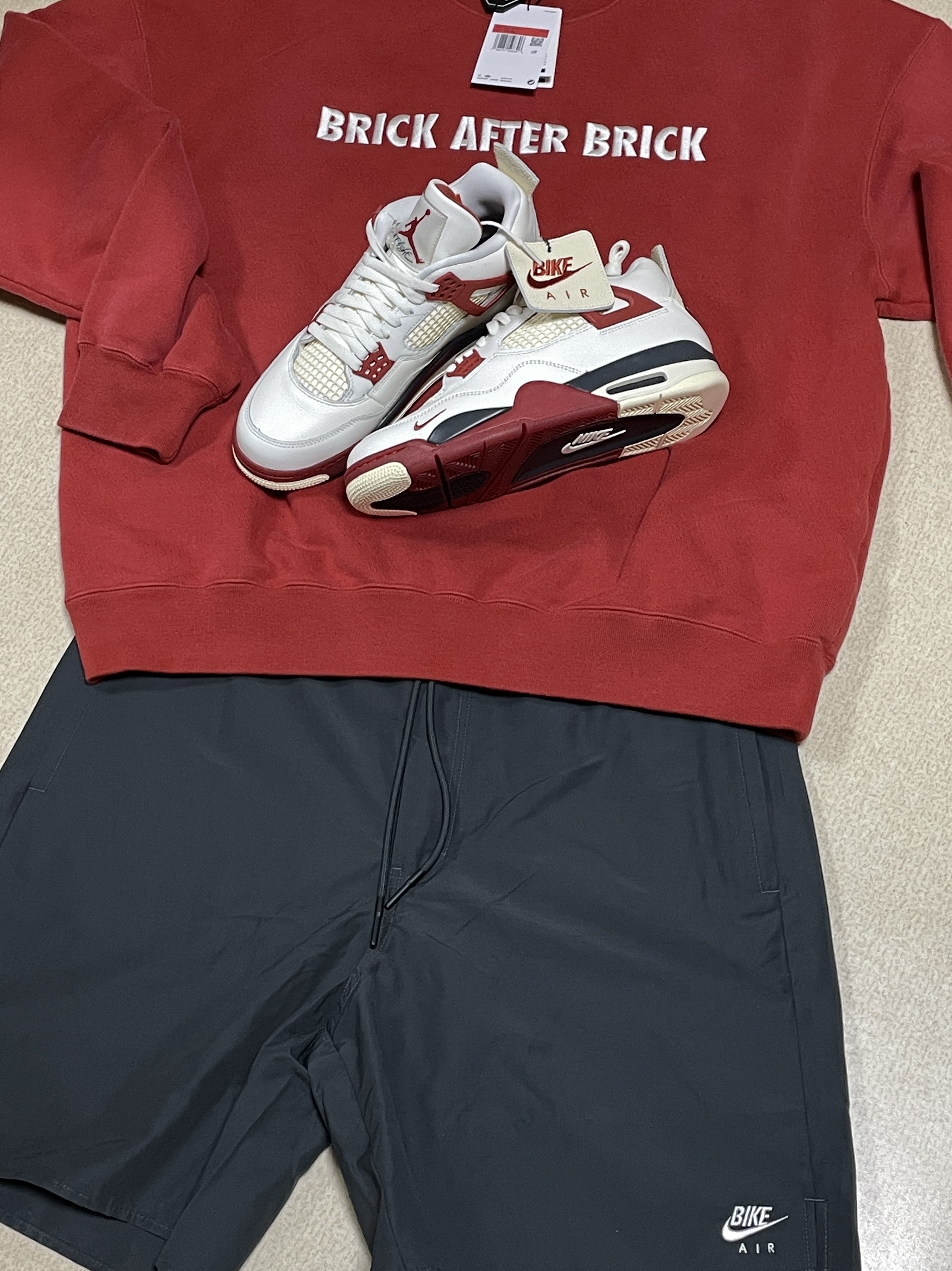 Jordan x Nigel Sylvester Fleece Crewneck Sweatshirt Cinnabar (IQ8154-671), Jordan x Nigel Sylvester Bike Shorts Anthracite (IQ8152-060) 착용 스타일 - 2