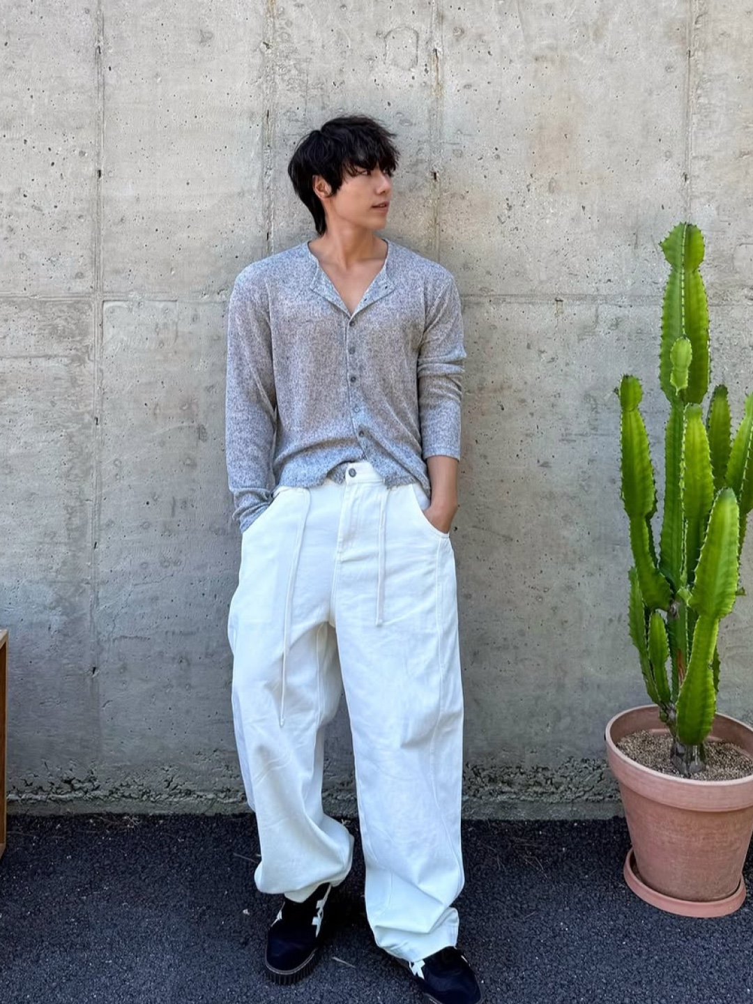 [KREAM 단독] Knitted 1989 Sunrise Graphic Bermuda Half Pants Black, [KREAM 단독] Knitted 1989 Sunrise Graphic Bermuda Half Pants Melange Grey 착용 스타일 - 3