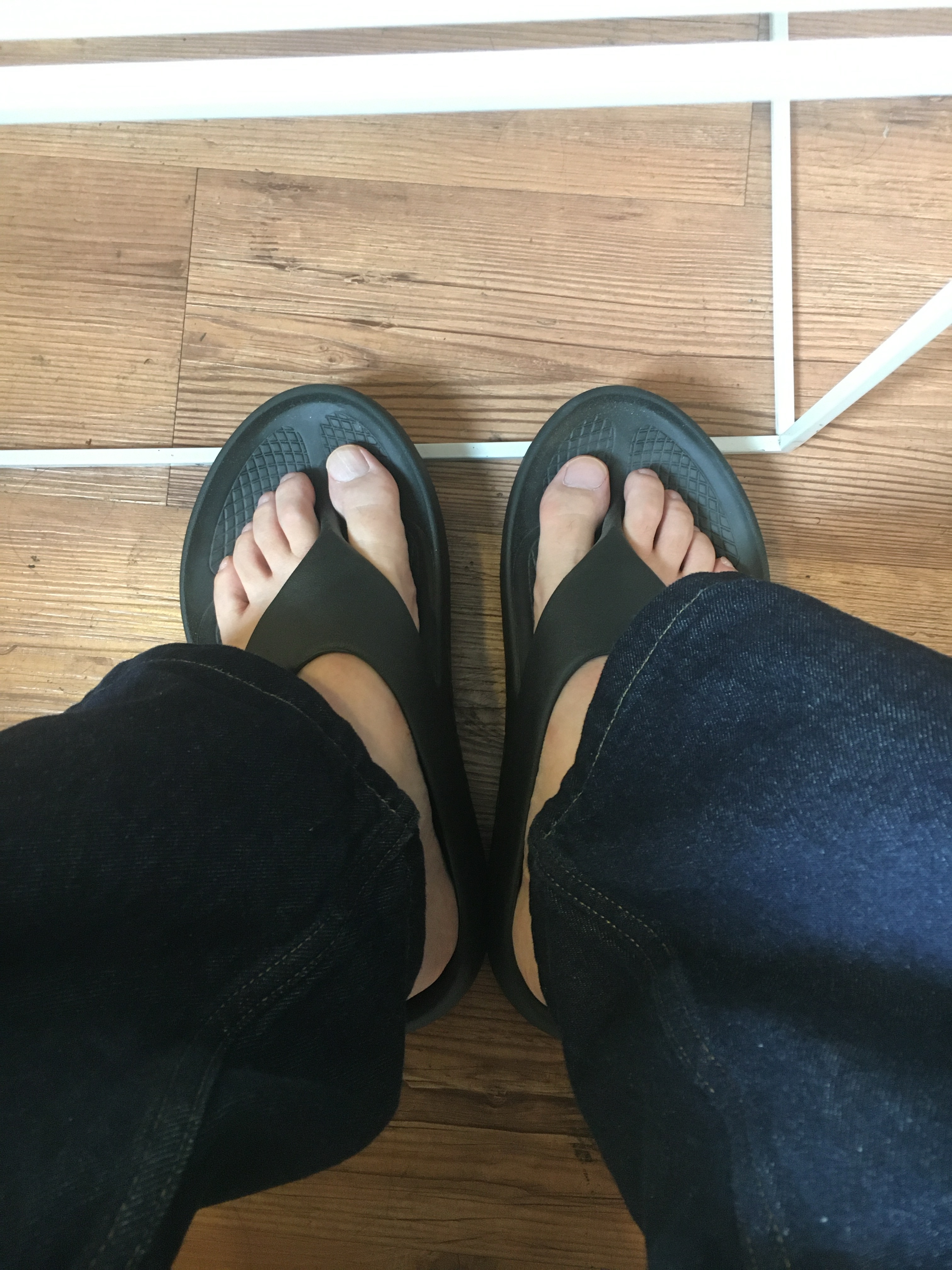 [10% 적립] OOFOS OOriginal + Black Unisex Flip-Flops 착용 스타일 - 5