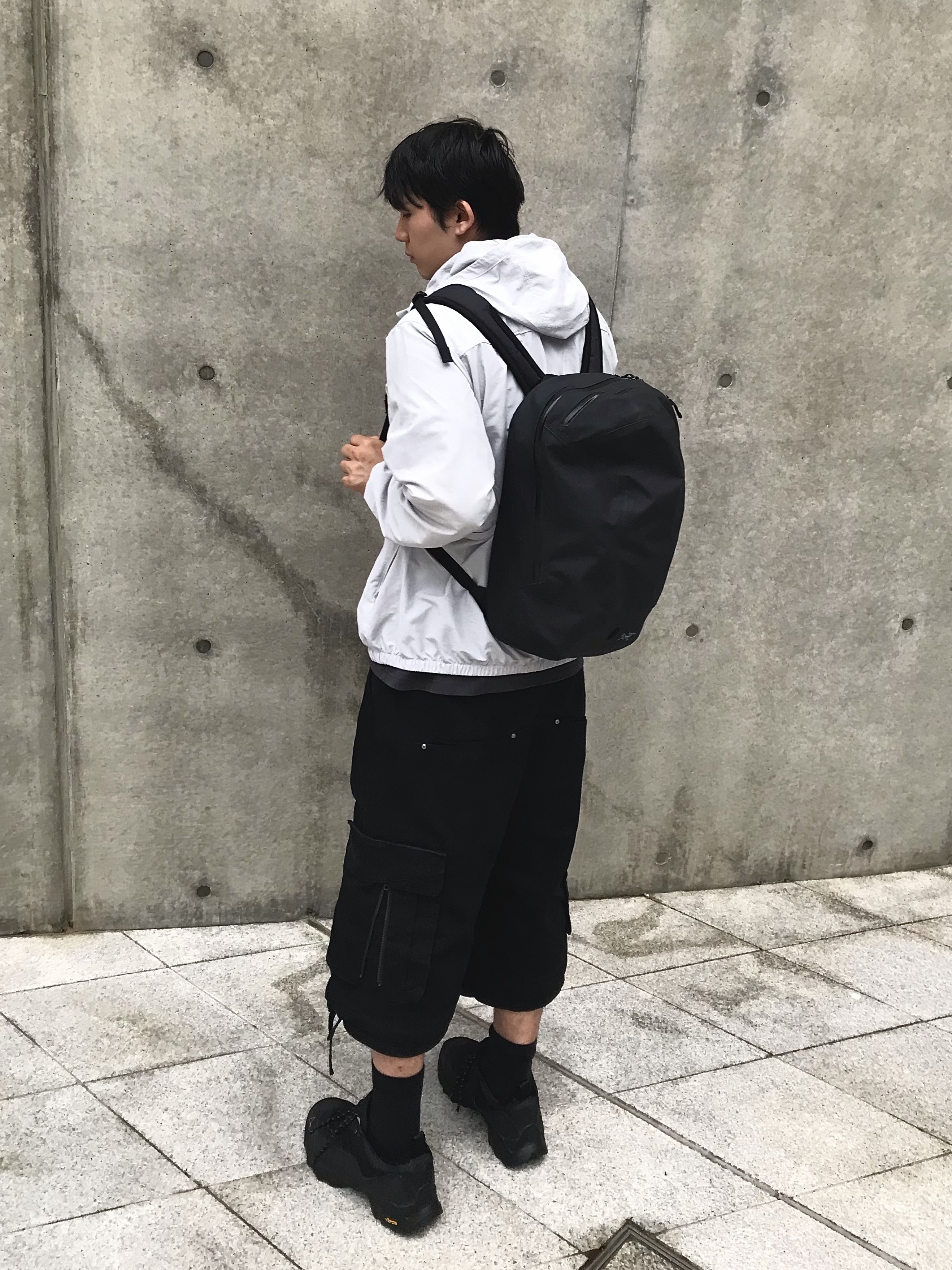 Arc'teryx Granville 16 Backpack Black, ETCE Back Zipper Cargo Short Black 착용 스타일 - 2