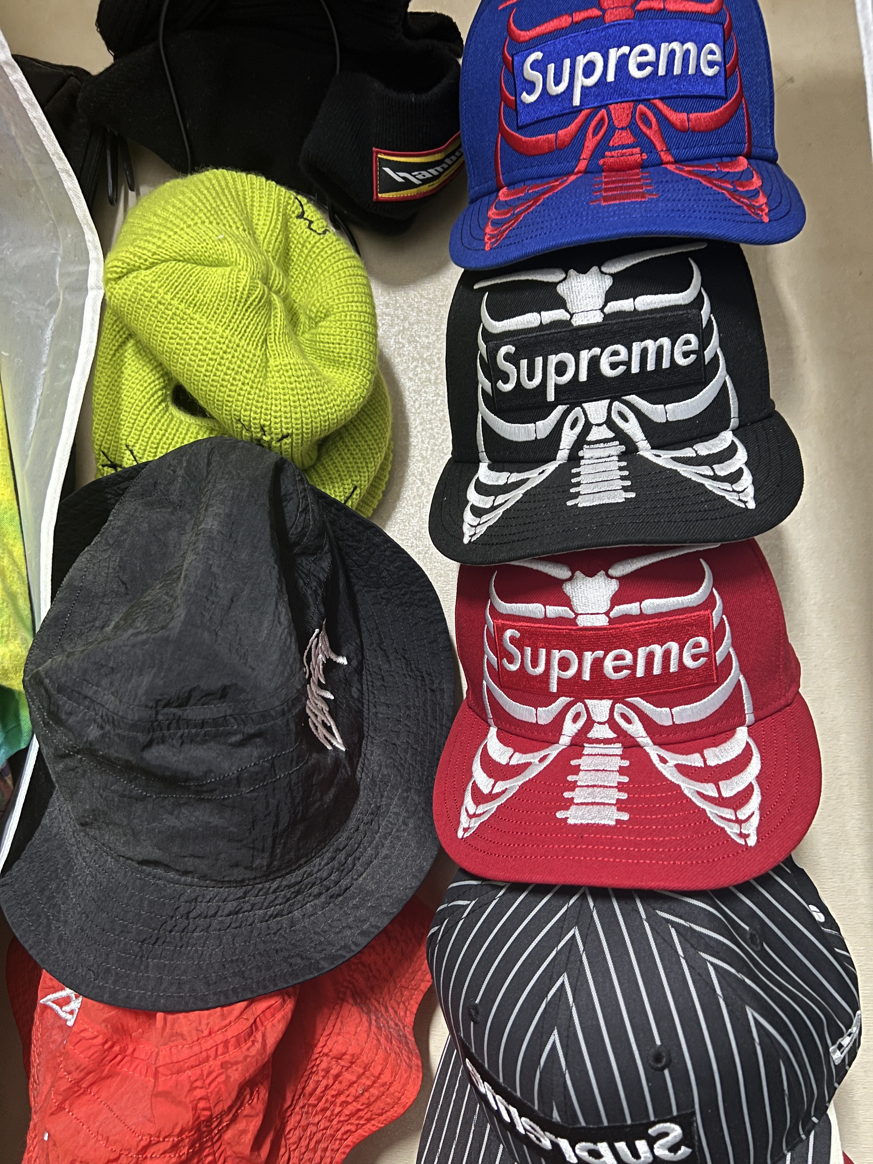 Nike x Stussy Bucket Hat Black, Nike x Stussy Bucket Hat Habanero Red 착용 스타일