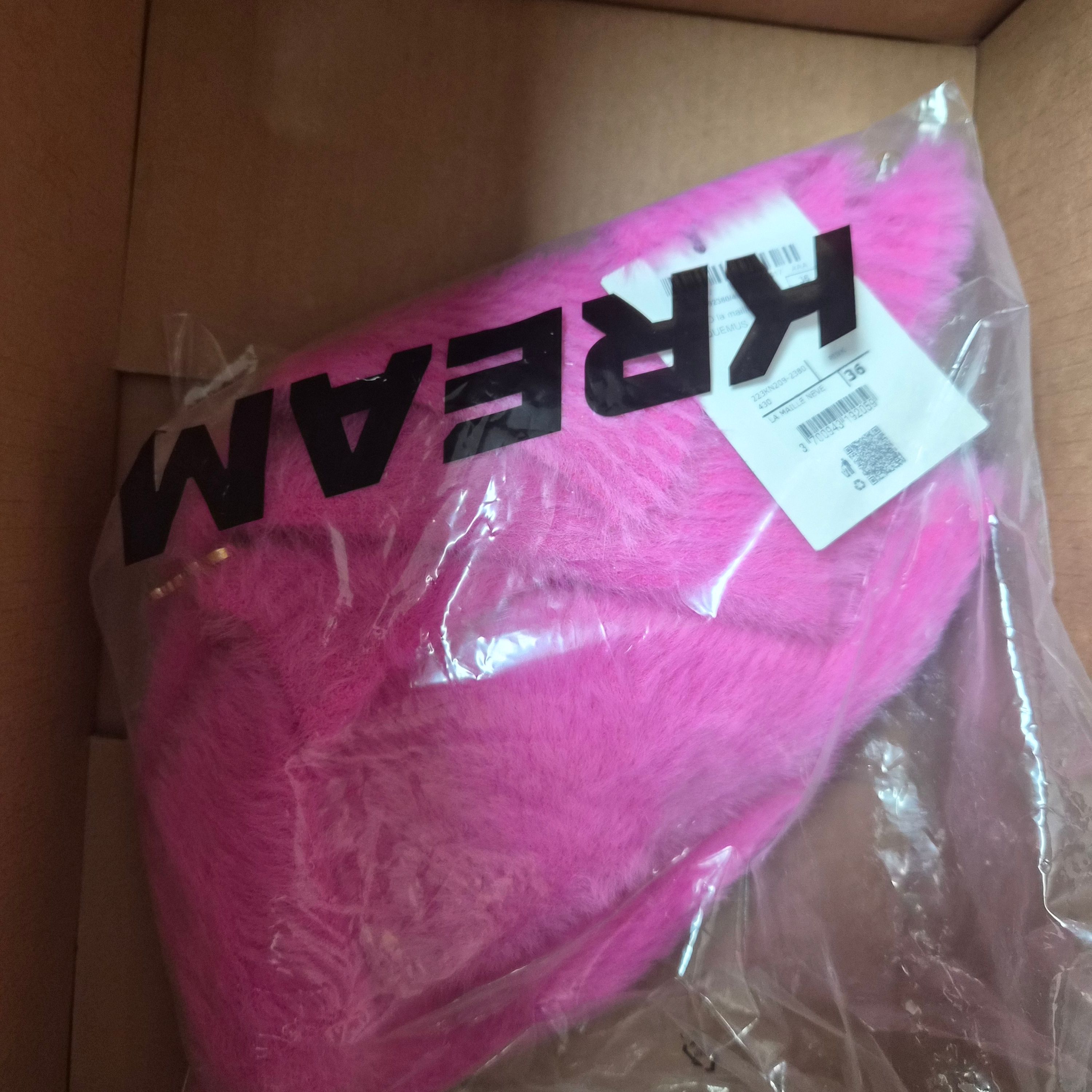 (W) Jacquemus La Maille Neve Fluffy Charm Logo Cardigan Pink 착용 스타일