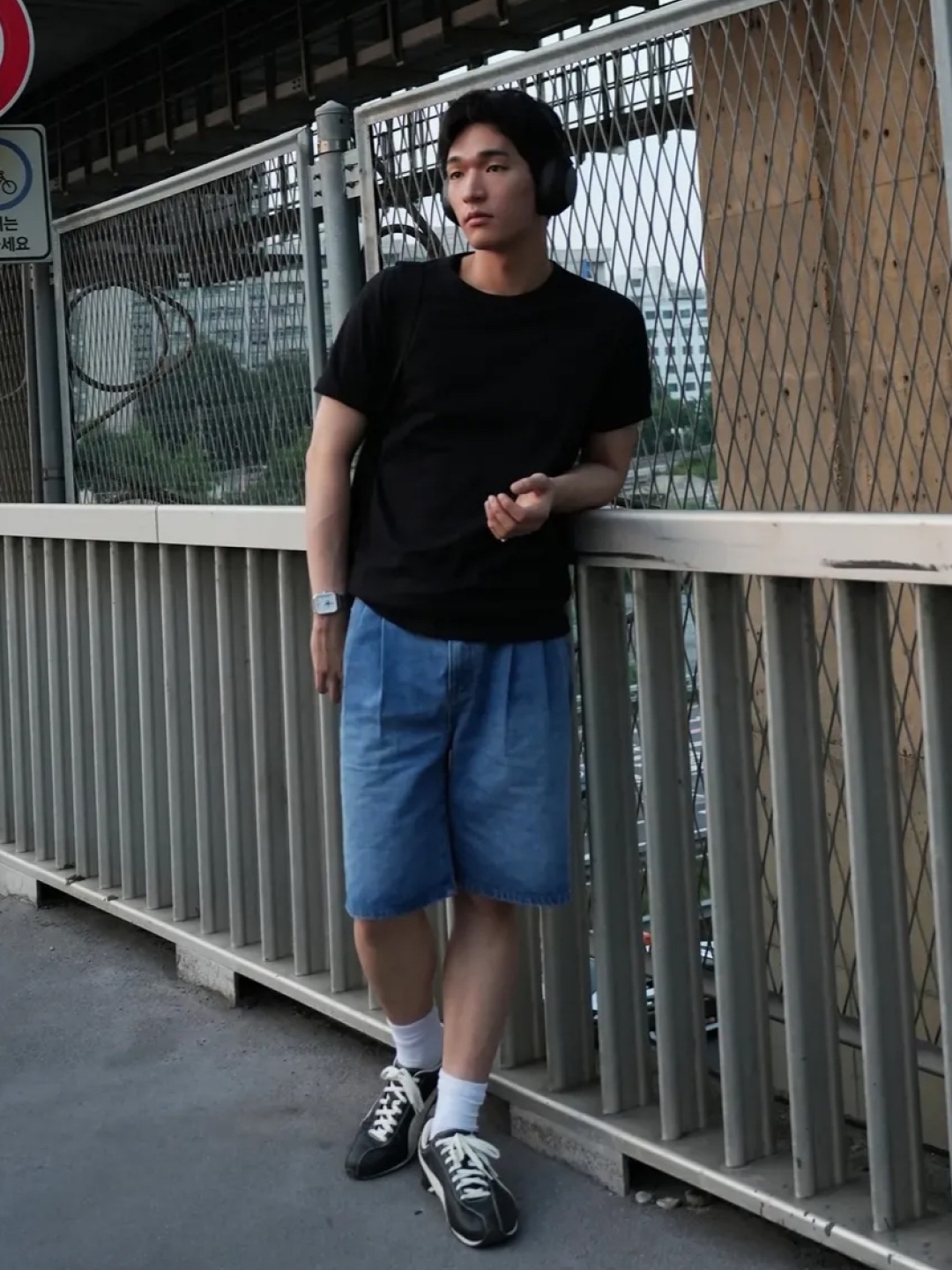 [KREAM 단독] Knitted 1989 Sunrise Graphic Bermuda Half Pants Black, [KREAM 단독] Knitted 1989 Sunrise Graphic Bermuda Half Pants Melange Grey 착용 스타일 - 4