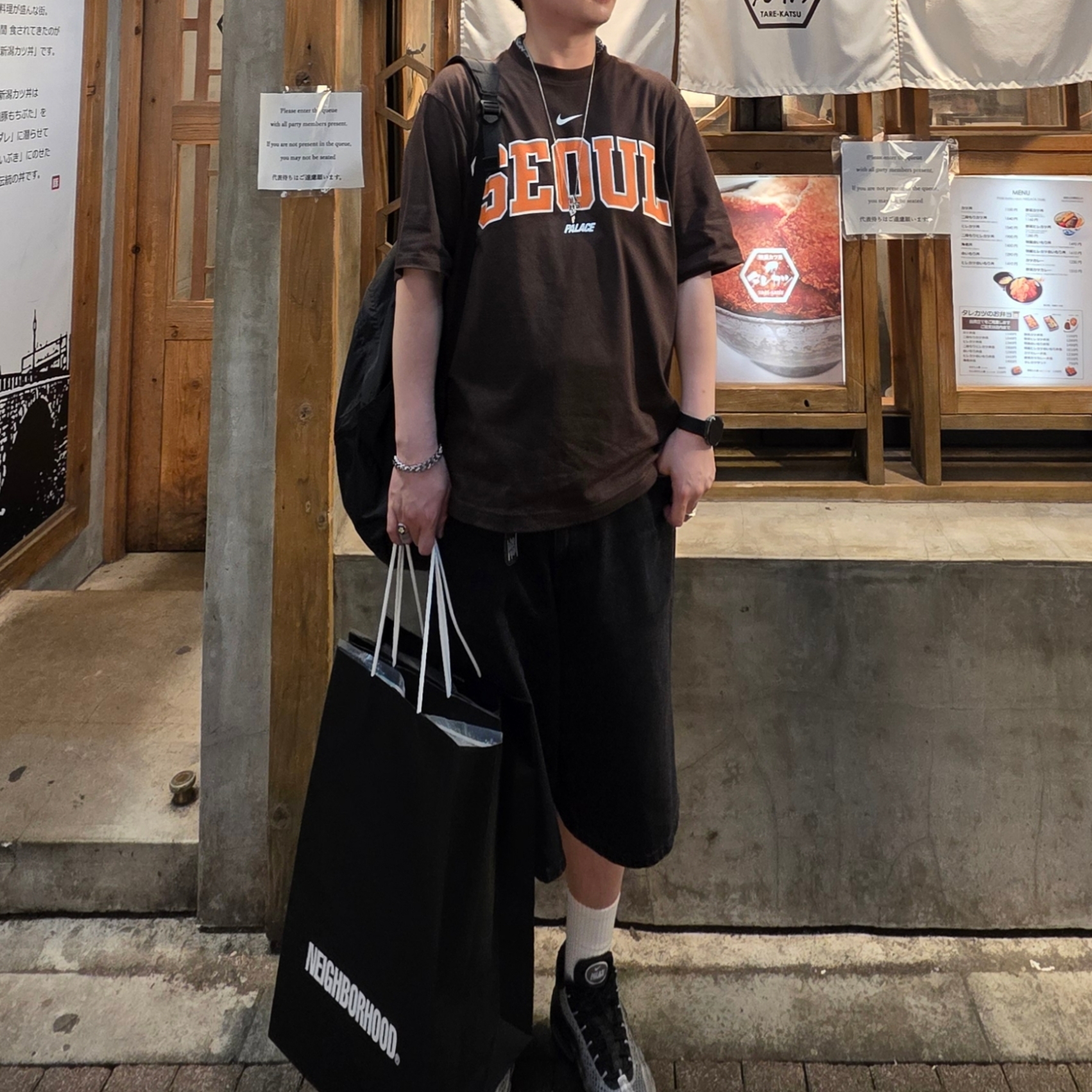 Palace x Nike Shop T-Shirt Hongdae Brown - 25FW, Supreme Baggy Denim Short Black - 26SS 착용 스타일 - 1