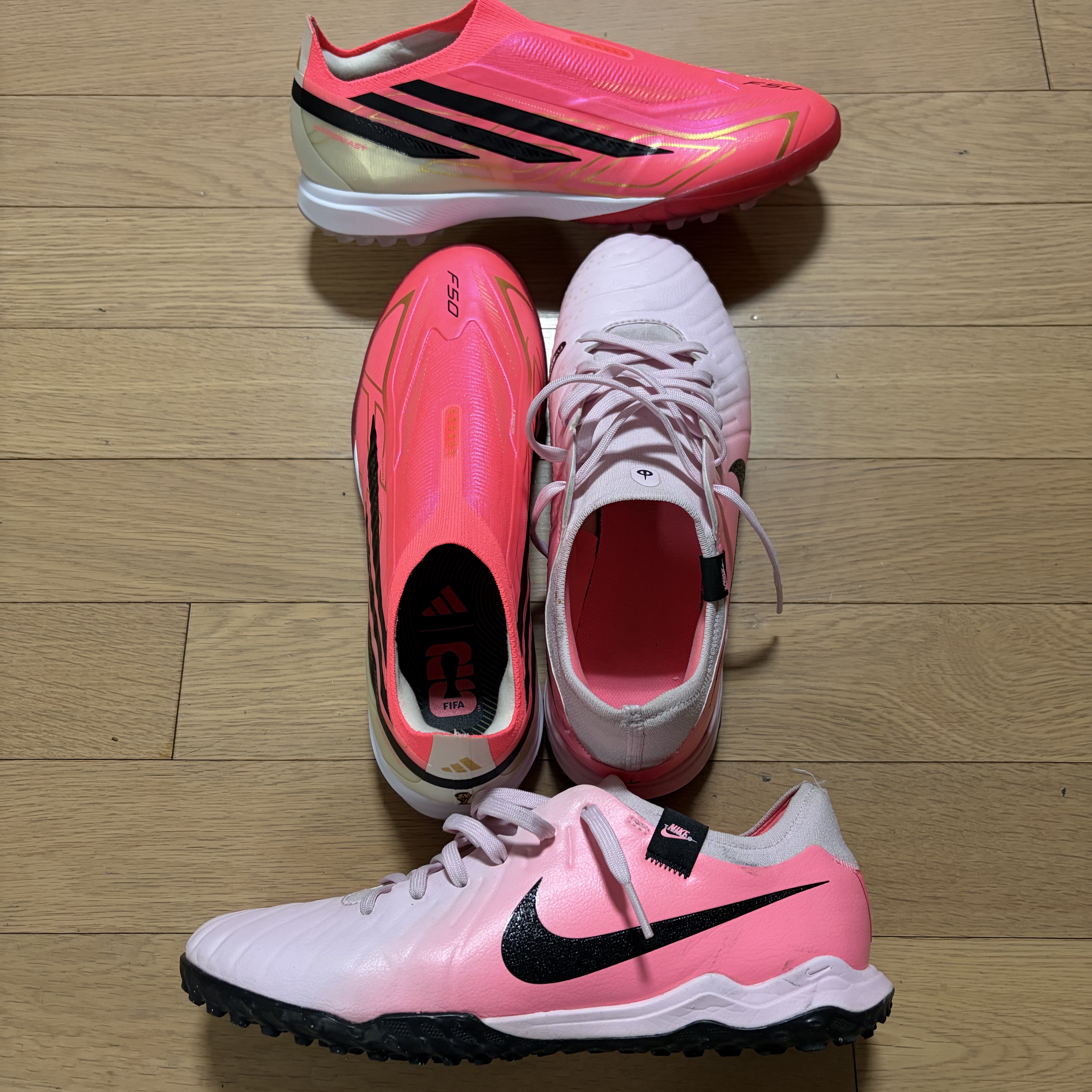 Adidas F50 Hyperfast Pro Laceless Astro Turf Solar Turbo Core Black, Nike Tiempo Legend 10 Pro TF Pink Foam Black 착용 스타일
