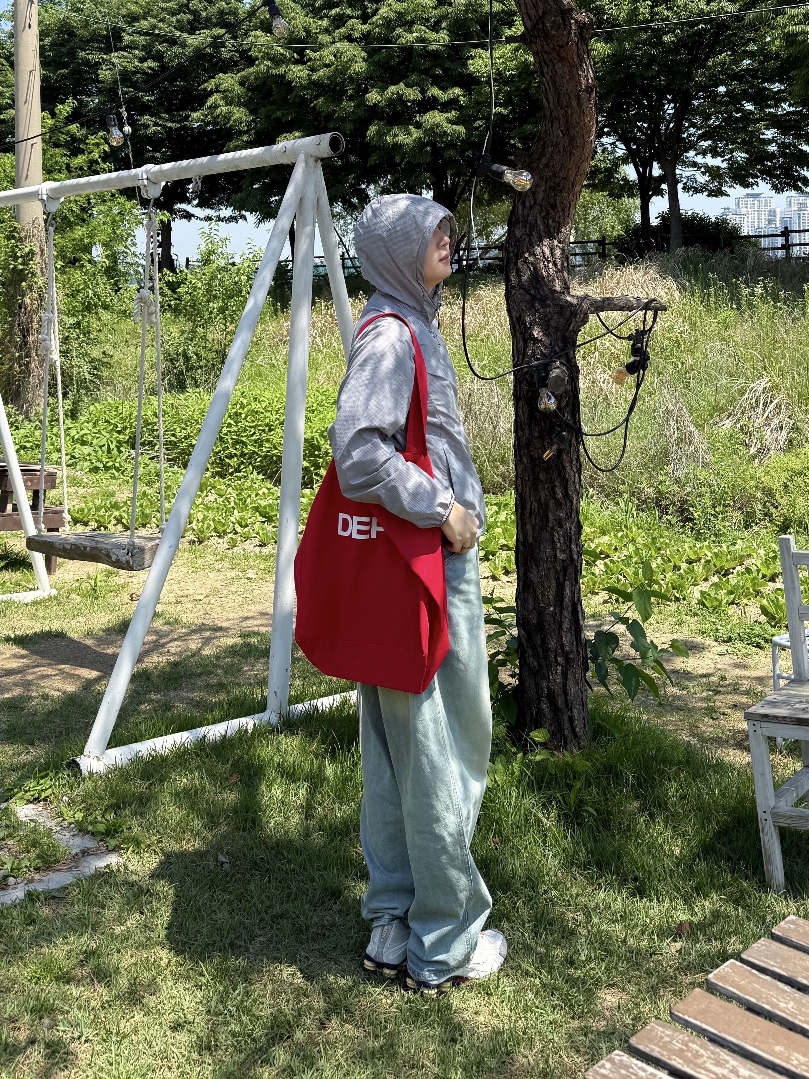 Depc Logo Eco Bag Red, Nike Shox R4 PRM Light Iron Ore and Phantom 착용 스타일 - 2