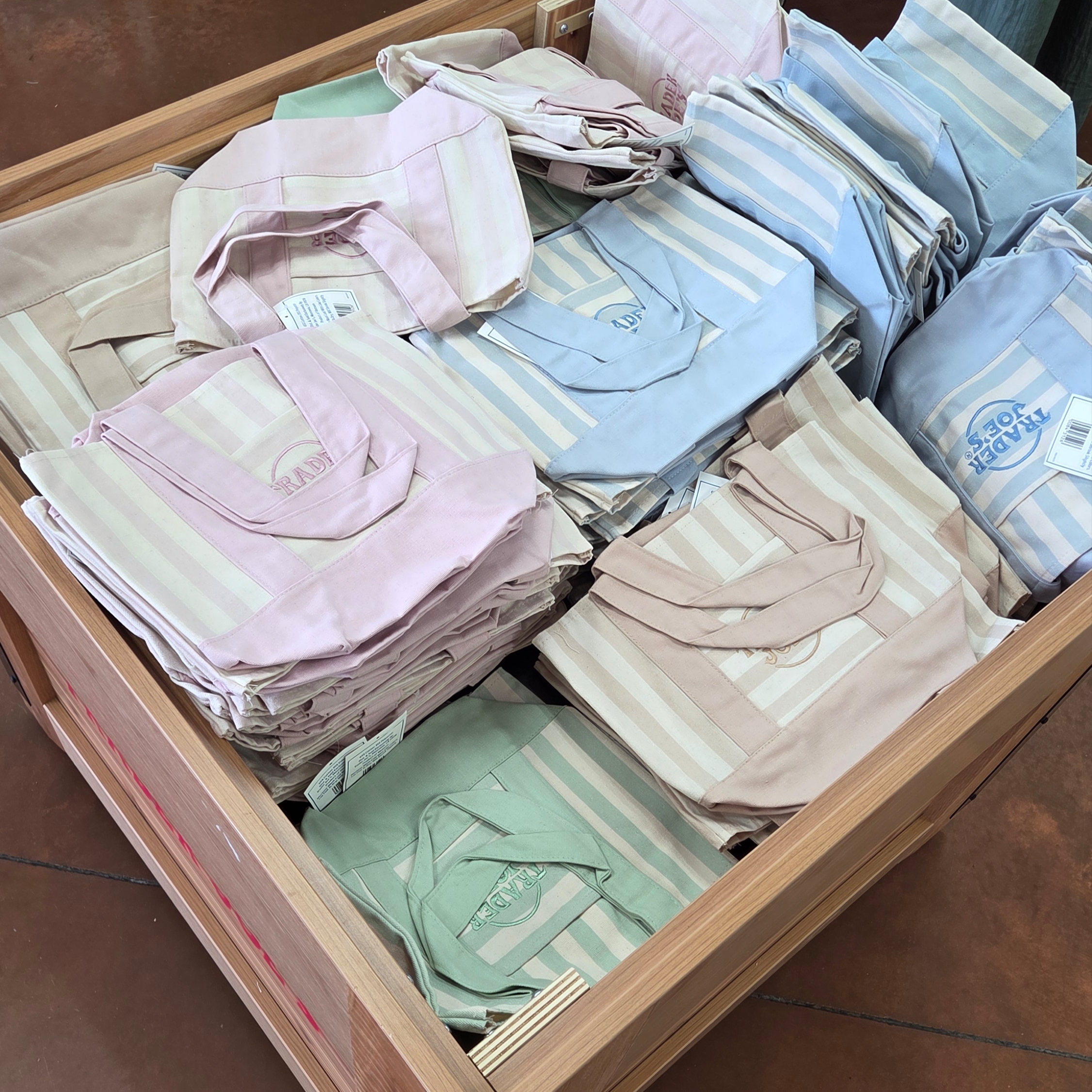 Trader Joe's Striped Mini Canvas Tote Bag Seafoam Green, Trader Joe's Striped Mini Canvas Tote Bag Desert Sand 착용 스타일