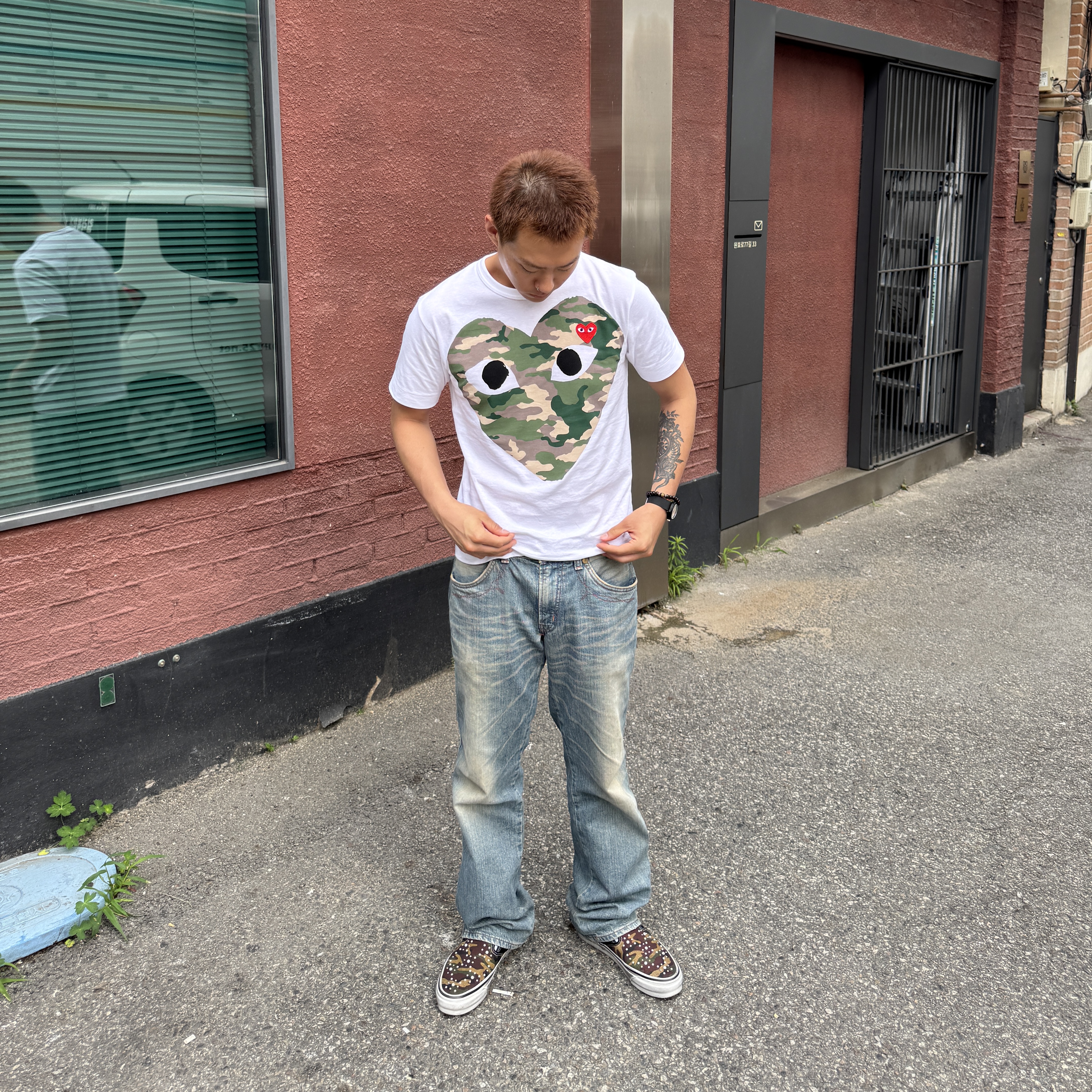 Play Comme des Garcons Camouflage Heart T-Shirt White, Vans LX Classic Slip-On 98 Pearlized Camo Black 착용 스타일 - 2