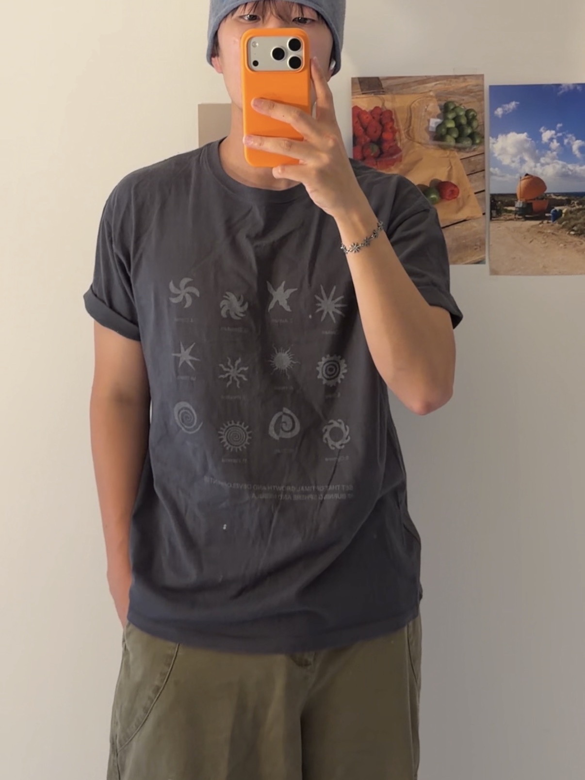 Millo Archive Scroll Square T-Shirts Chacoal Gray 착용 스타일