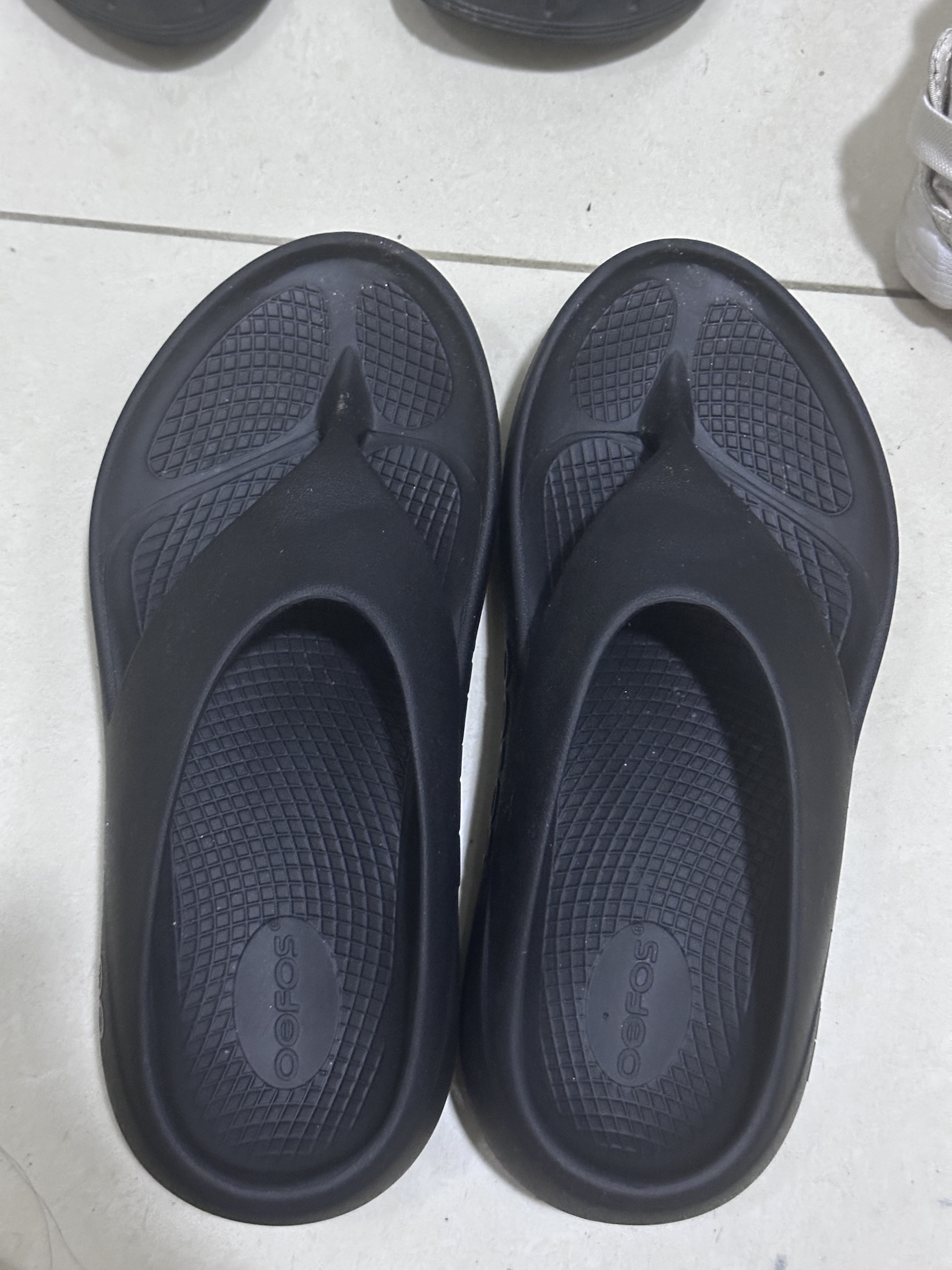 [10% 적립] OOFOS OOriginal + Black Unisex Flip-Flops 착용 스타일 - 8