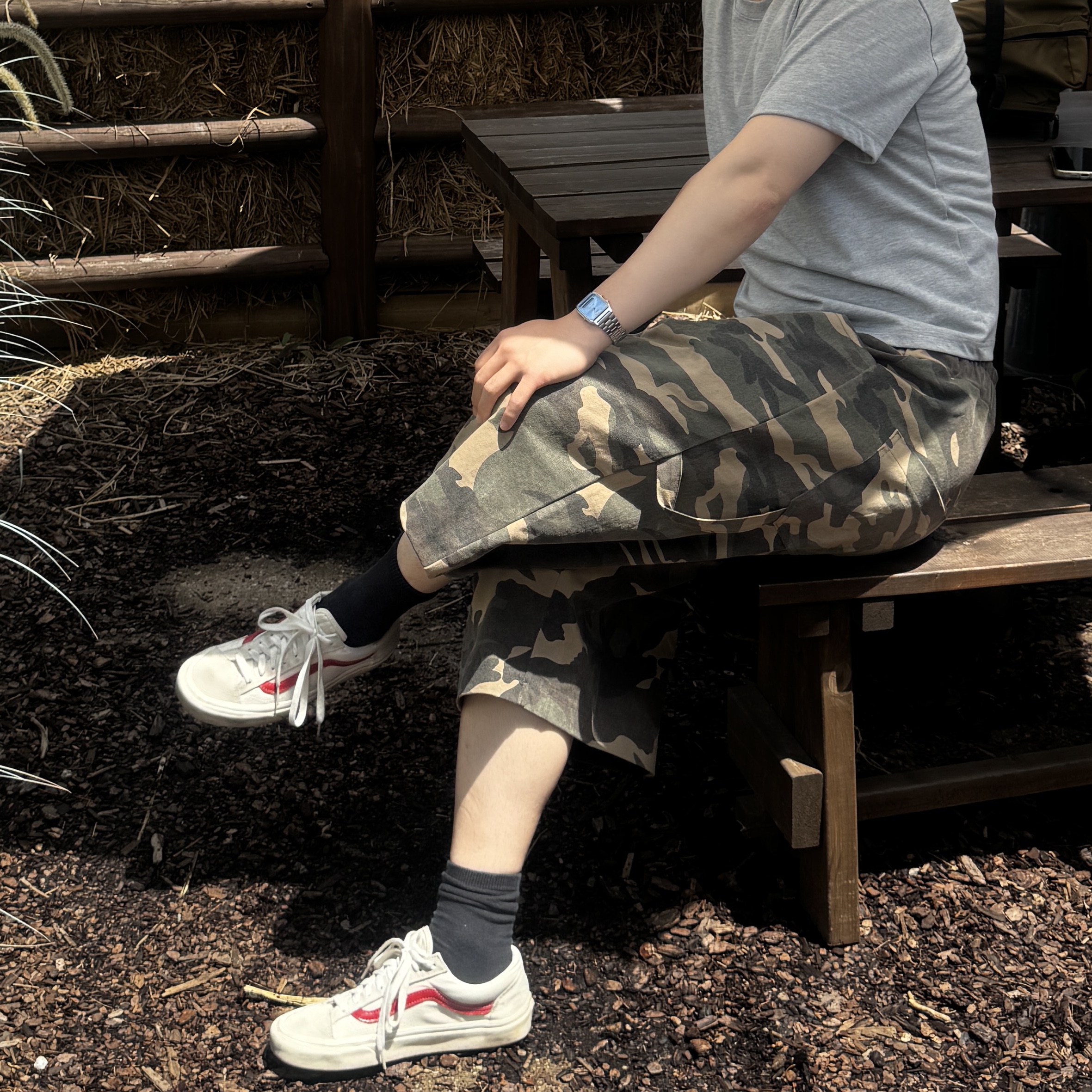 SLOW RECORD HOUSE Carpenter Bermuda Wide Camo Pants Vintage Green 착용 스타일