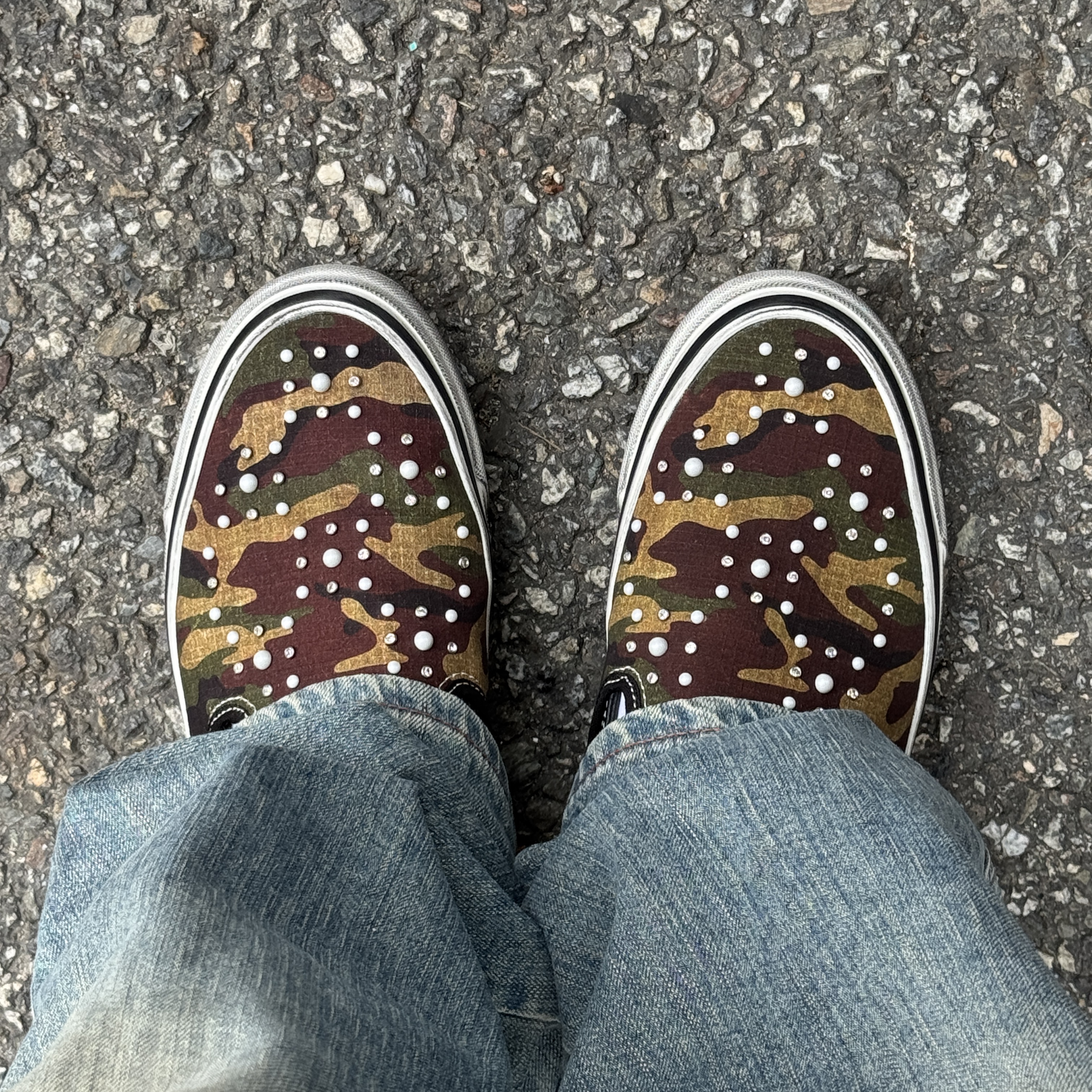 Play Comme des Garcons Camouflage Heart T-Shirt White, Vans LX Classic Slip-On 98 Pearlized Camo Black 착용 스타일 - 6