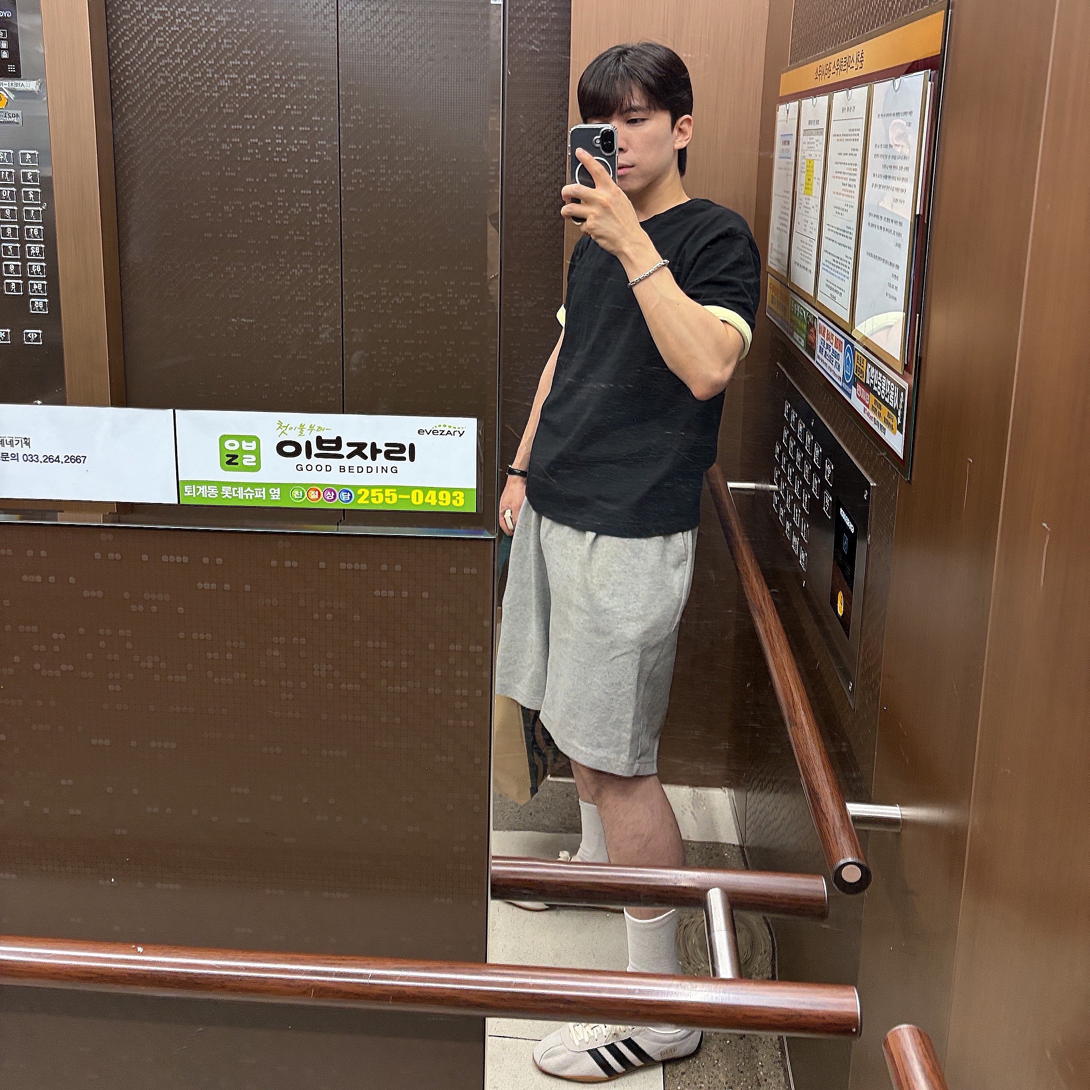 (W) Adidas Tokyo Off White Core Black 착용 스타일