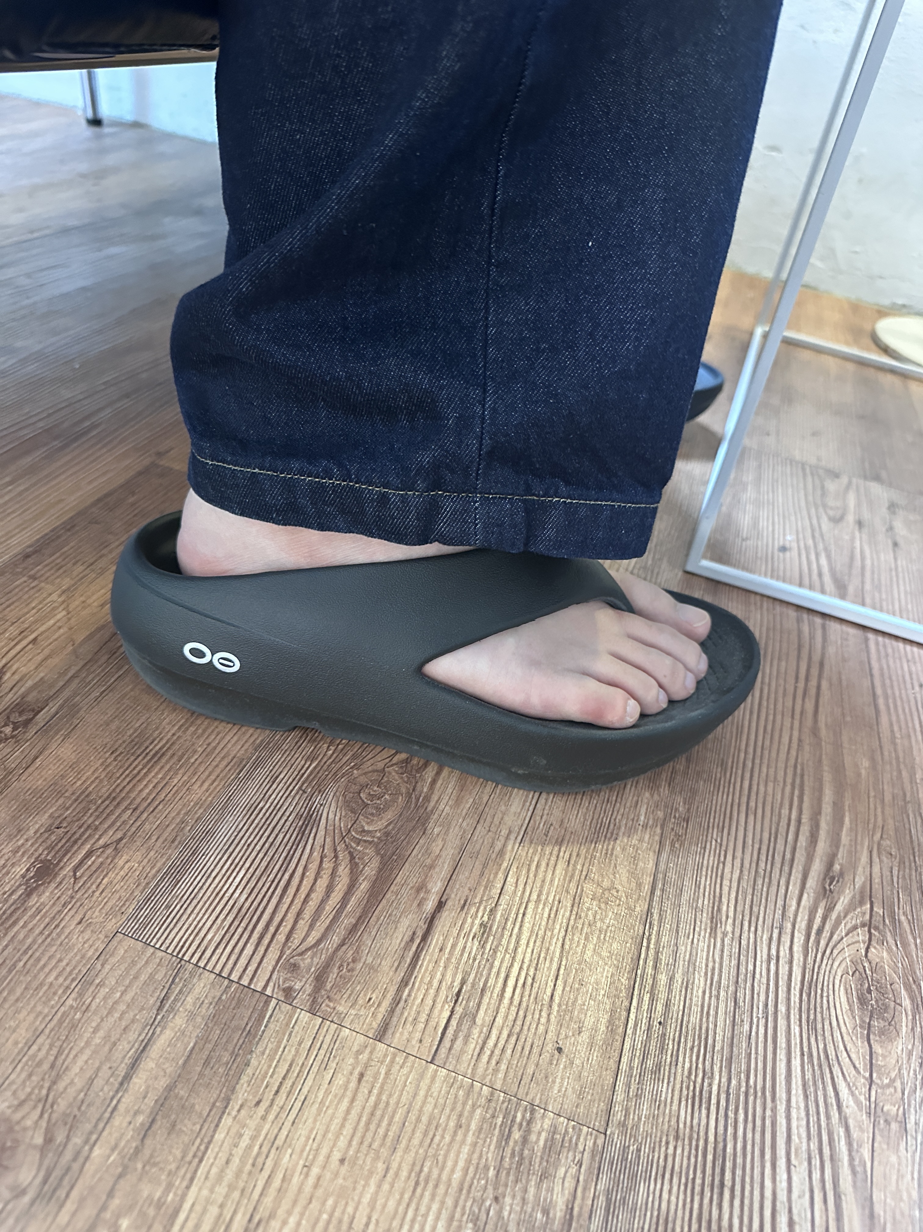 [10% 적립] OOFOS OOriginal + Black Unisex Flip-Flops 착용 스타일 - 6