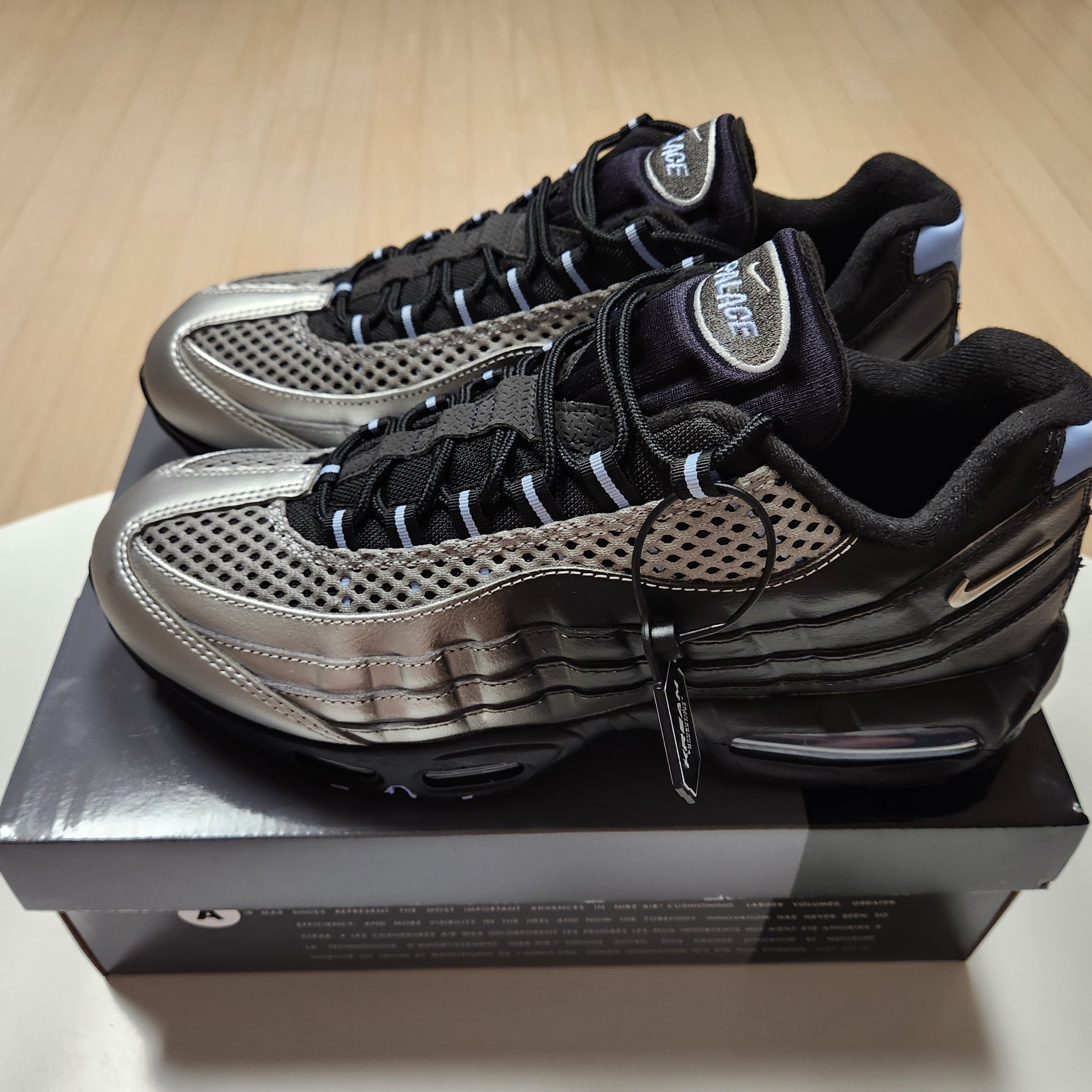 Nike x Palace Air Max 95 Metallic Silver Aluminum 착용 스타일 - 3