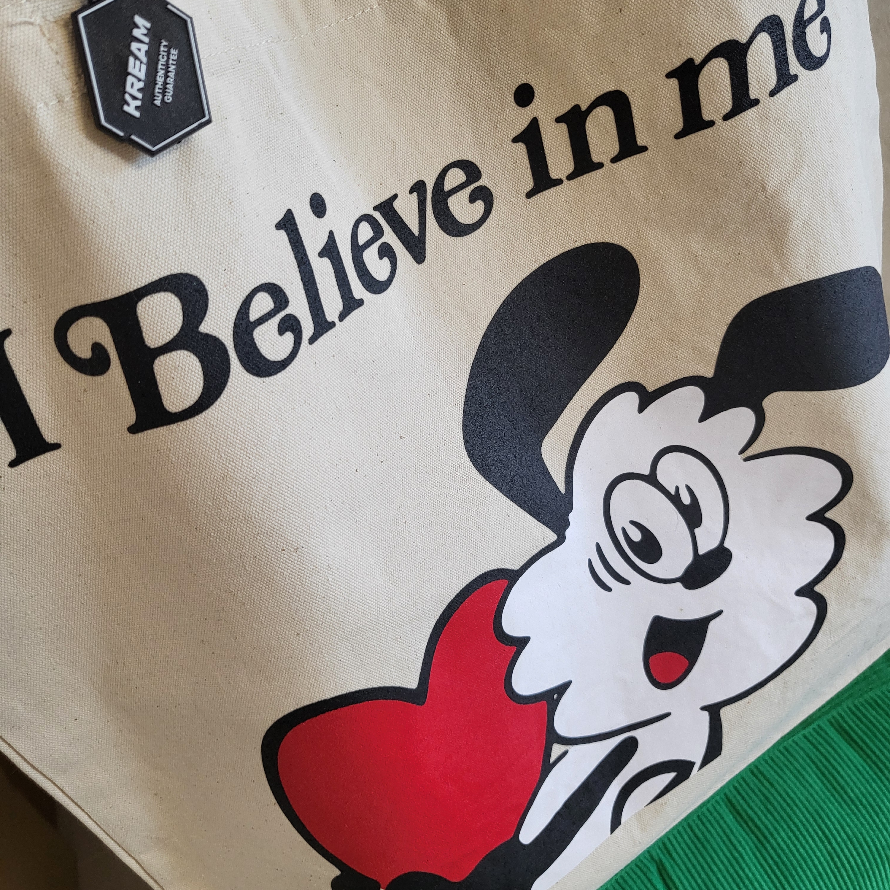 Verdy x Lotte Museum Toet Bag Ivory 착용 스타일 - 2