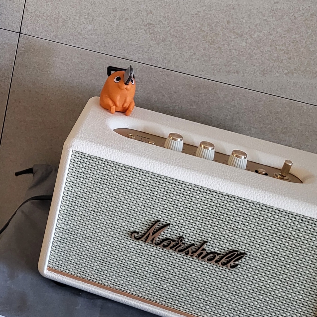 IVE 1st Album I've IVE LP White, Marshall Acton III Bluetooth Cream (Korean Ver.) 착용 스타일 - 2