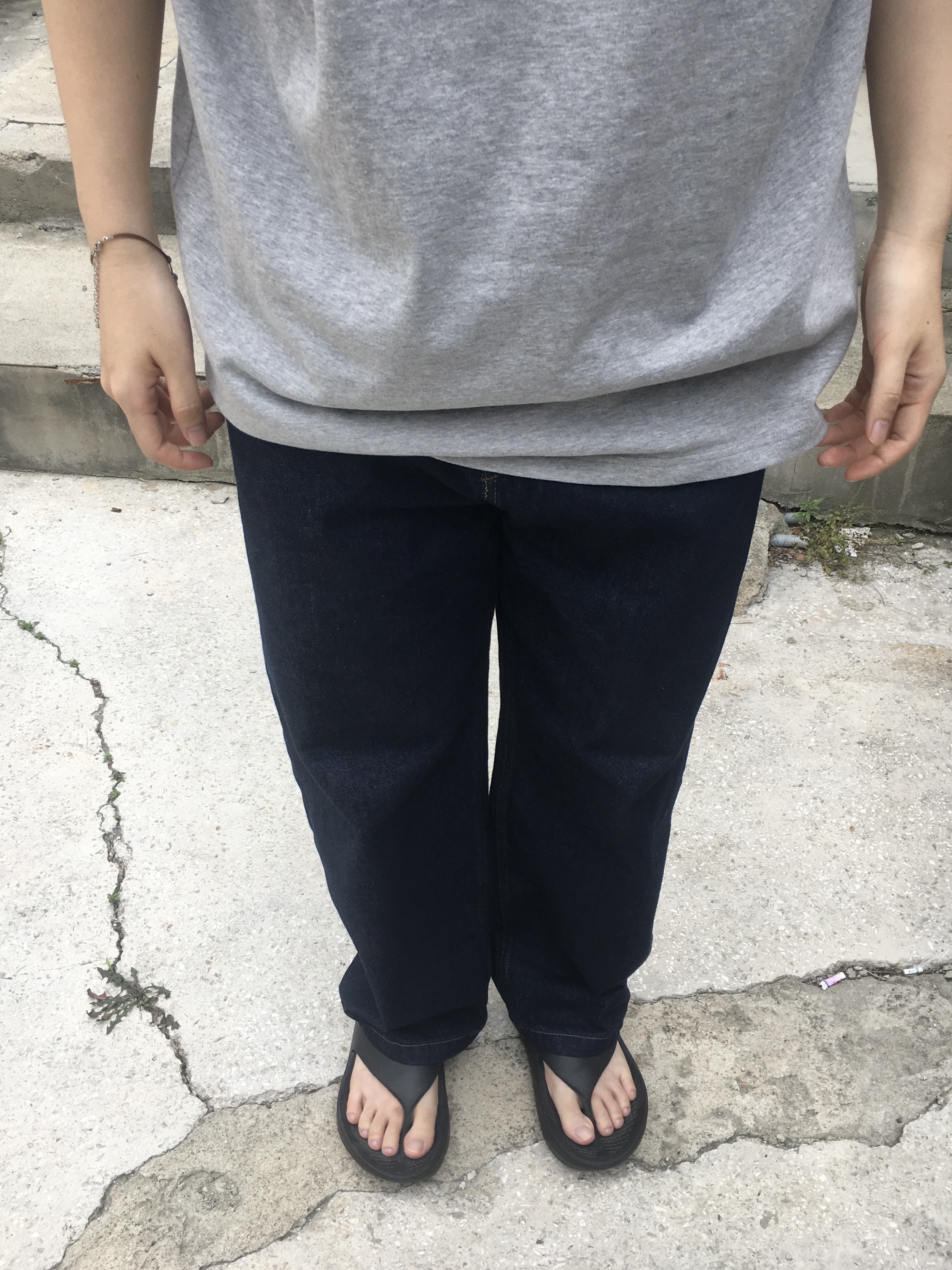 [10% 적립] OOFOS OOriginal + Black Unisex Flip-Flops 착용 스타일 - 4