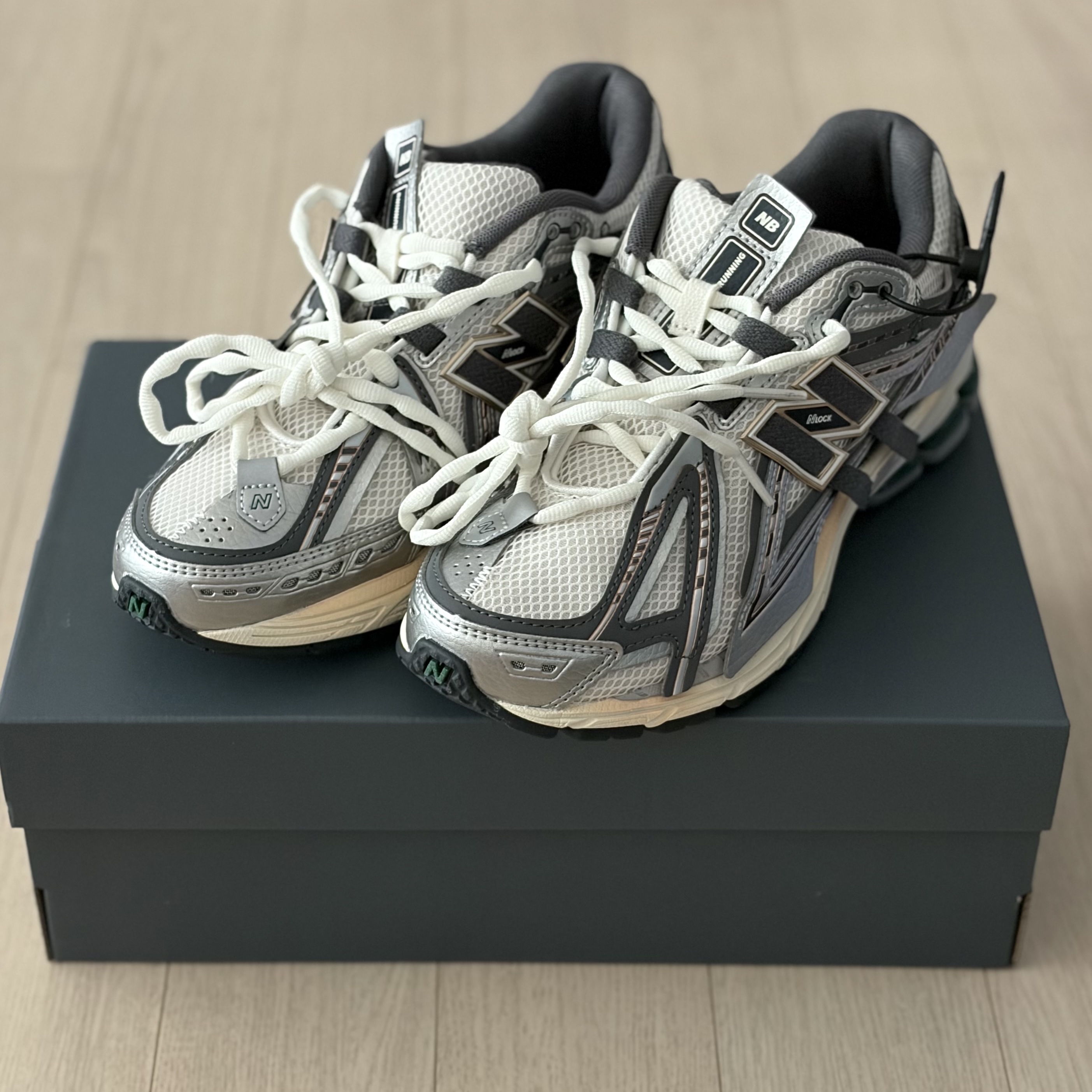 New Balance 1906A Silver Metallic Castlerock 착용 스타일