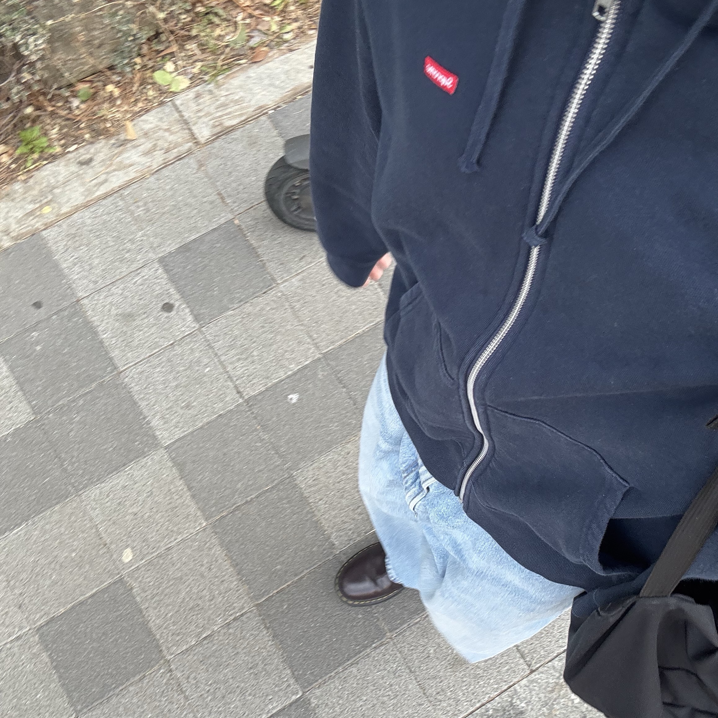 Supreme Small Box Zip Up Hooded Sweatshirt Navy - 24FW, Uniqlo x JW Anderson Straight Jeans Blue 착용 스타일
