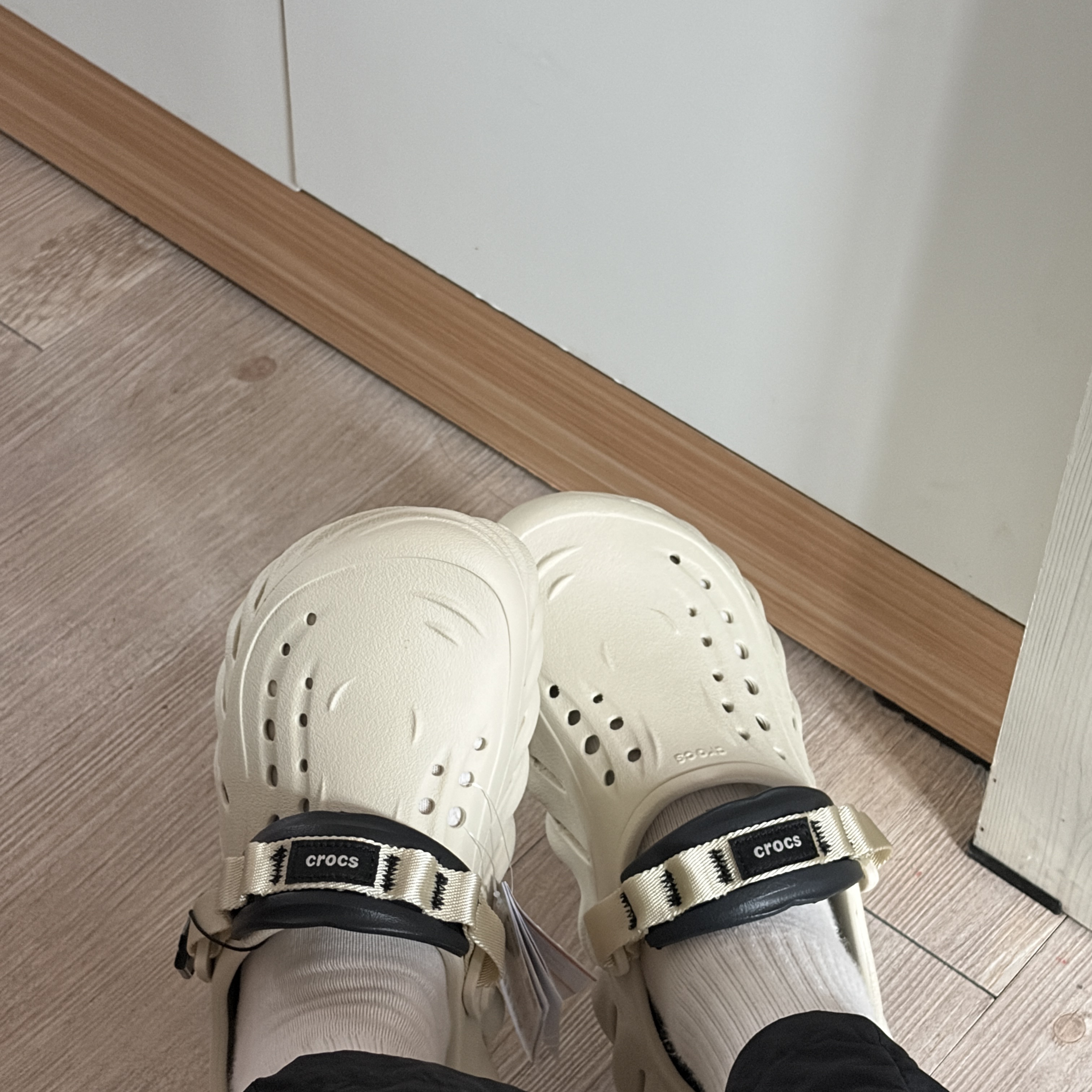 Crocs Echo Clog Bone Black 착용 스타일 - 3