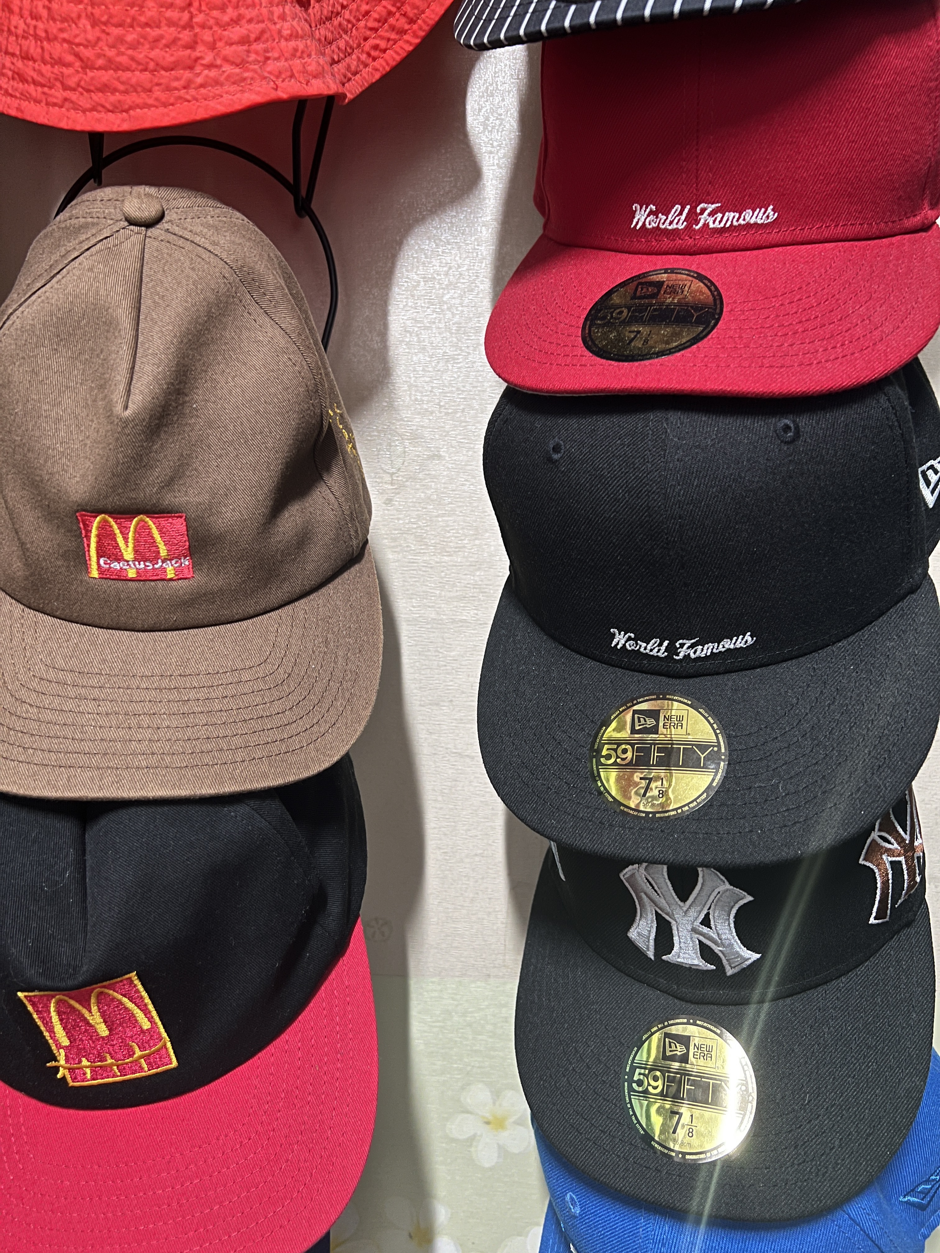 Nike x Stussy Bucket Hat Habanero Red, Supreme Reverse Box Logo New Era Red - 21SS 착용 스타일