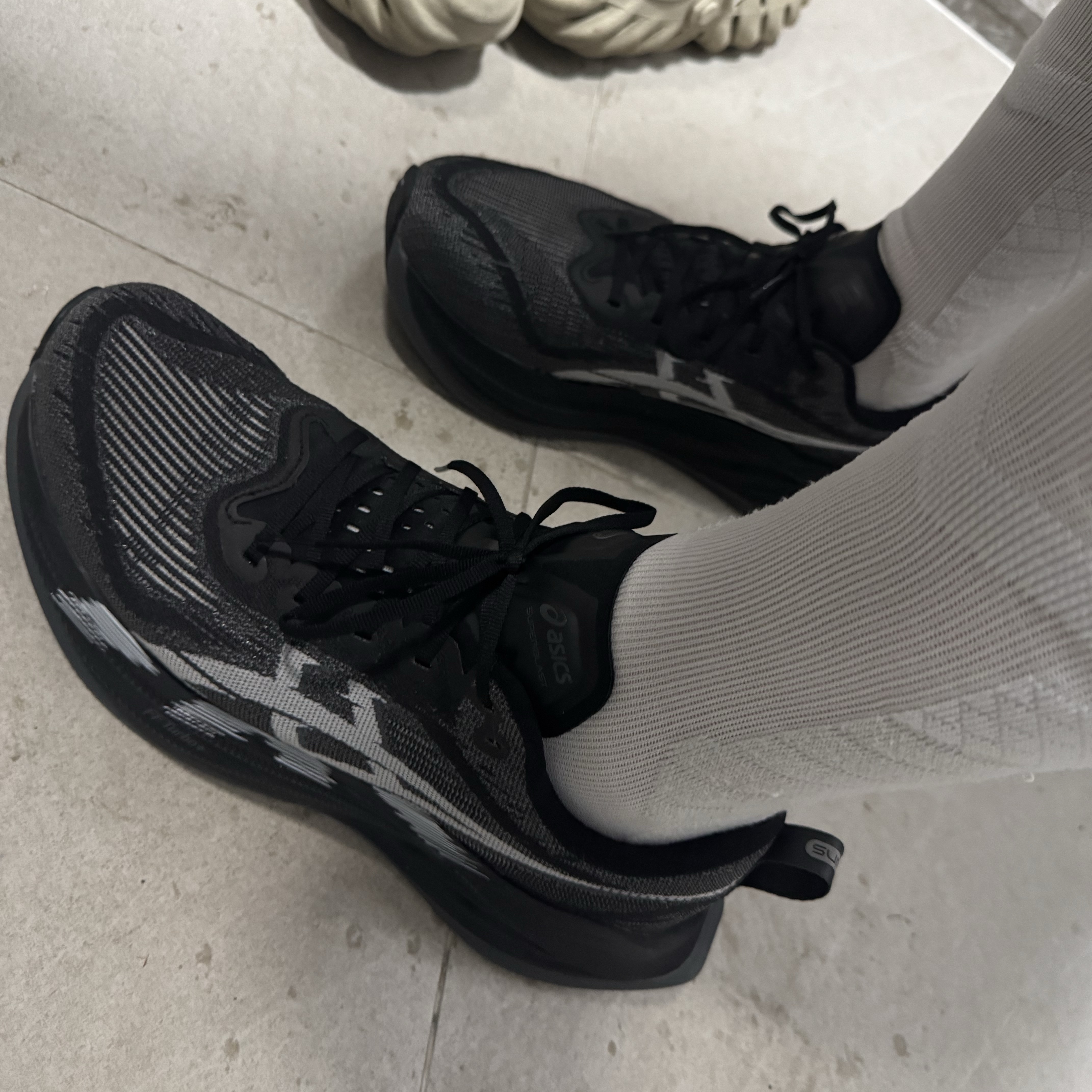 Asics Superblast 2 Black White 착용 스타일