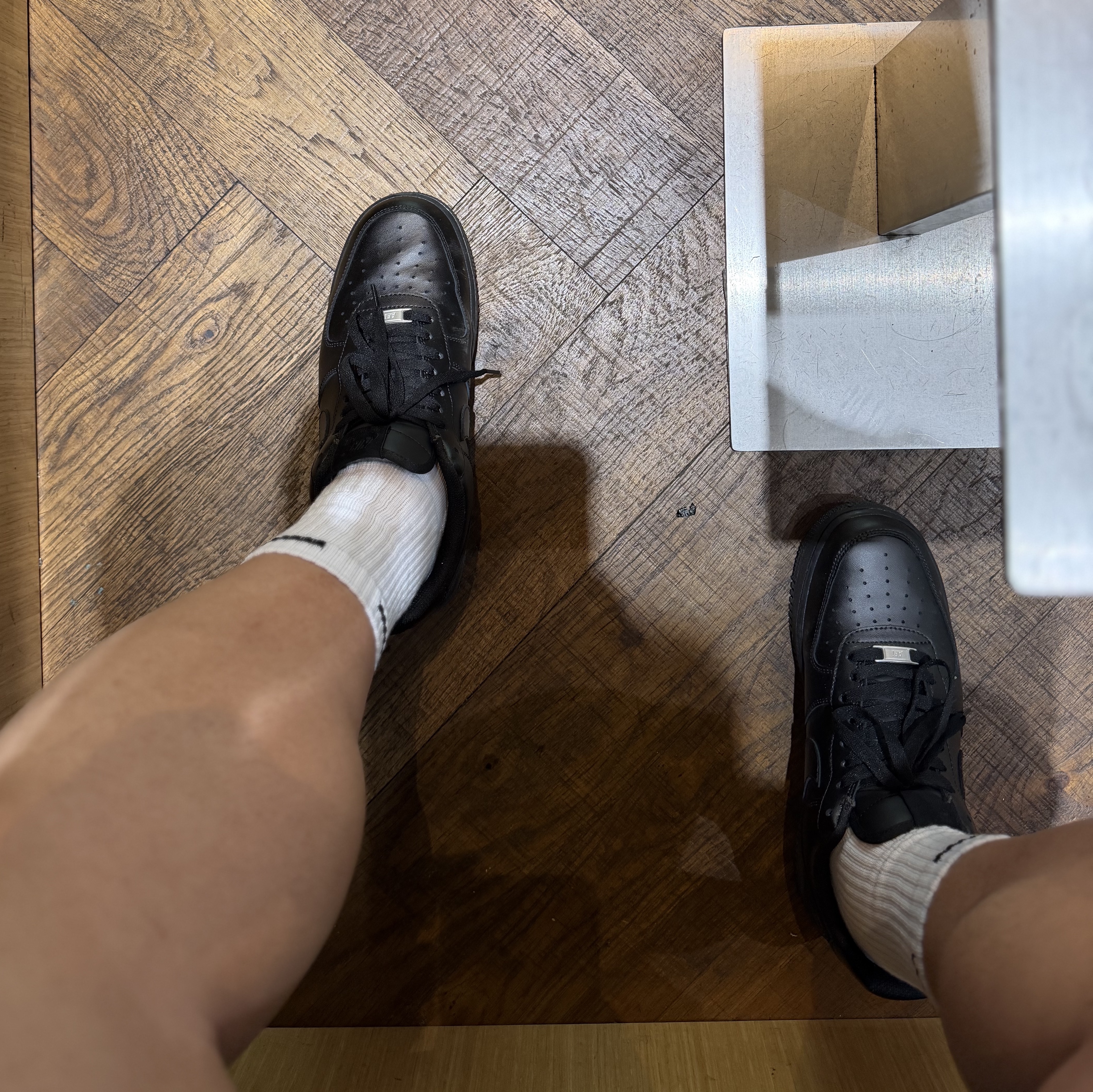 Nike Air Force 1 '07 Low Triple Black 착용 스타일