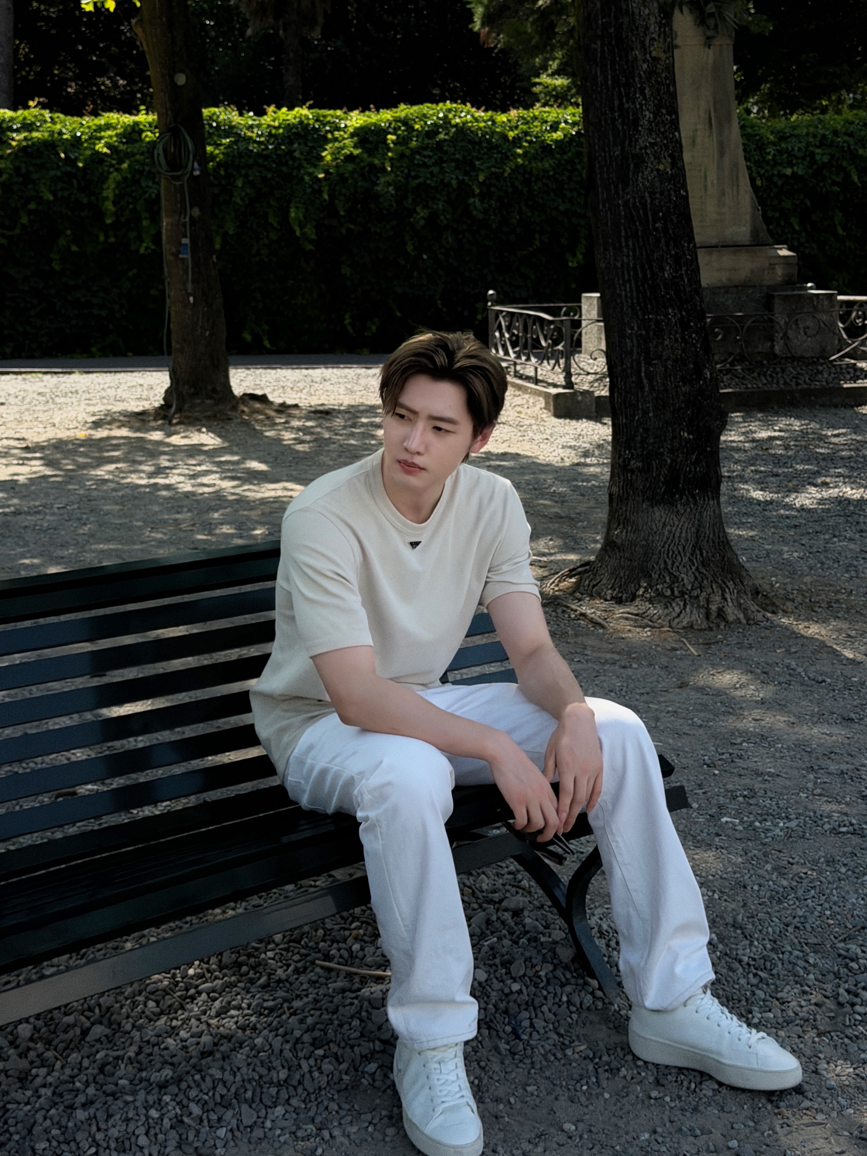 Prada Old Denim Five-Pocket Jeans White, Prada Court Leather Sneakers White 착용 스타일 - 2