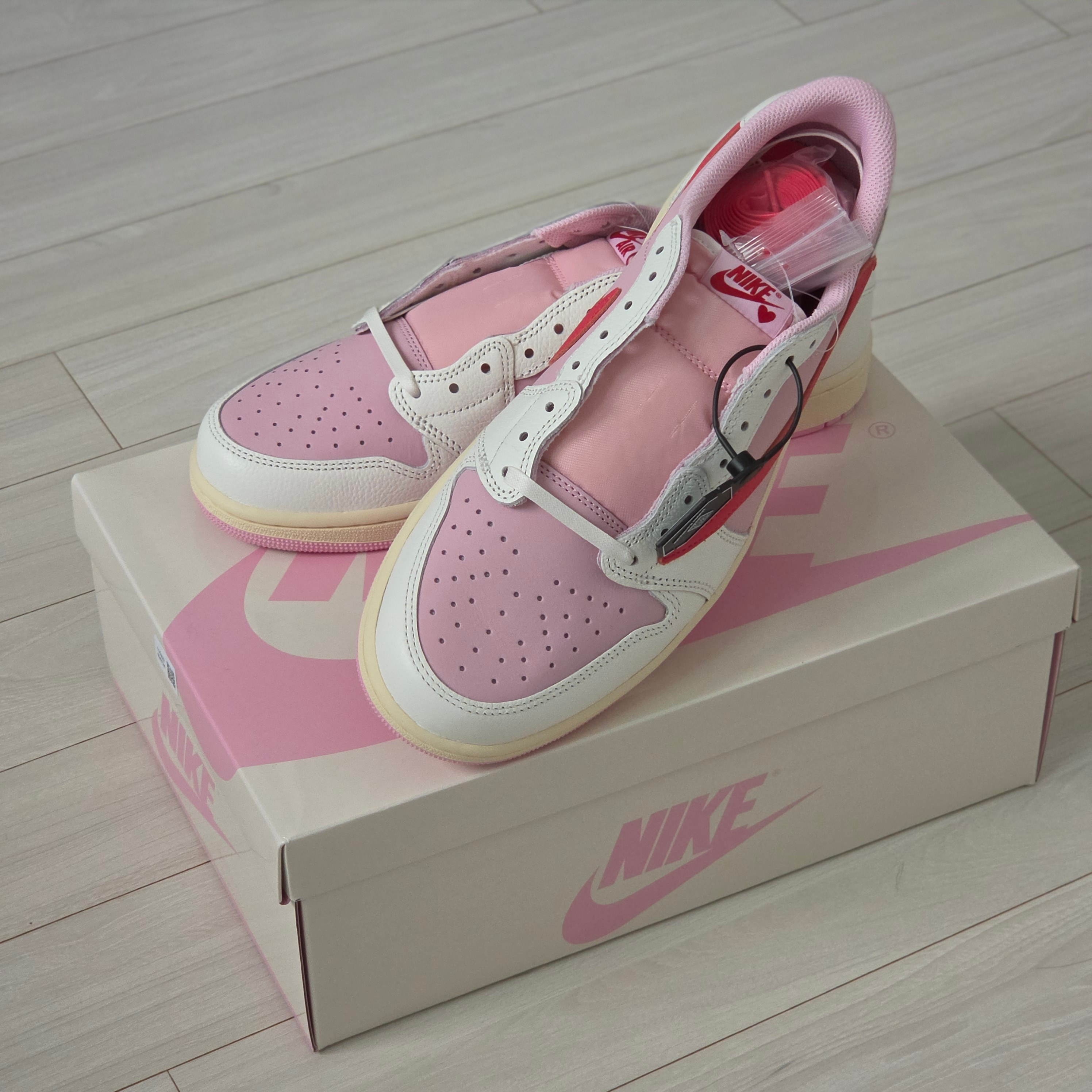 Jordan 1 x Travis Scott Retro Low OG SP Sail Tropical Pink 착용 스타일