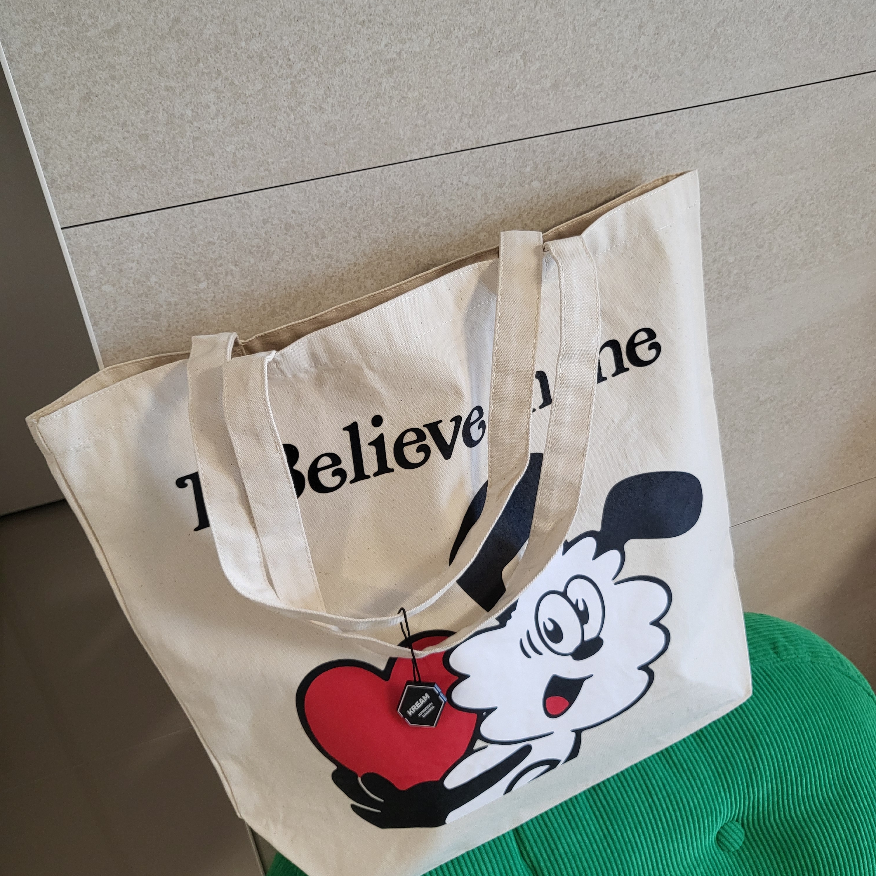 Verdy x Lotte Museum Toet Bag Ivory 착용 스타일 - 1