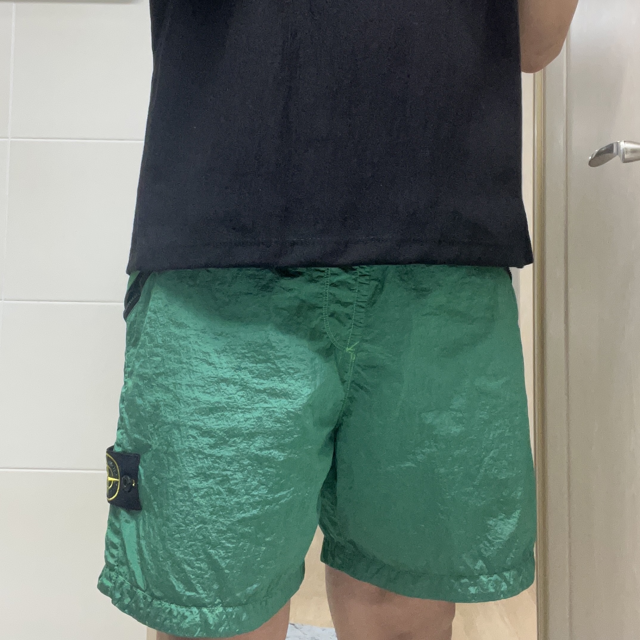 Stone Island L100008 Nylon Metal In Econyl Comfort-Fit Shorts with Elasticated Waist Pearl Grey - 26SS, Stone Island L100008 Nylon Metal In Econyl Elasticated Waist Comfort-Fit Shorts Malachite - 26SS 착용 스타일 - 1
