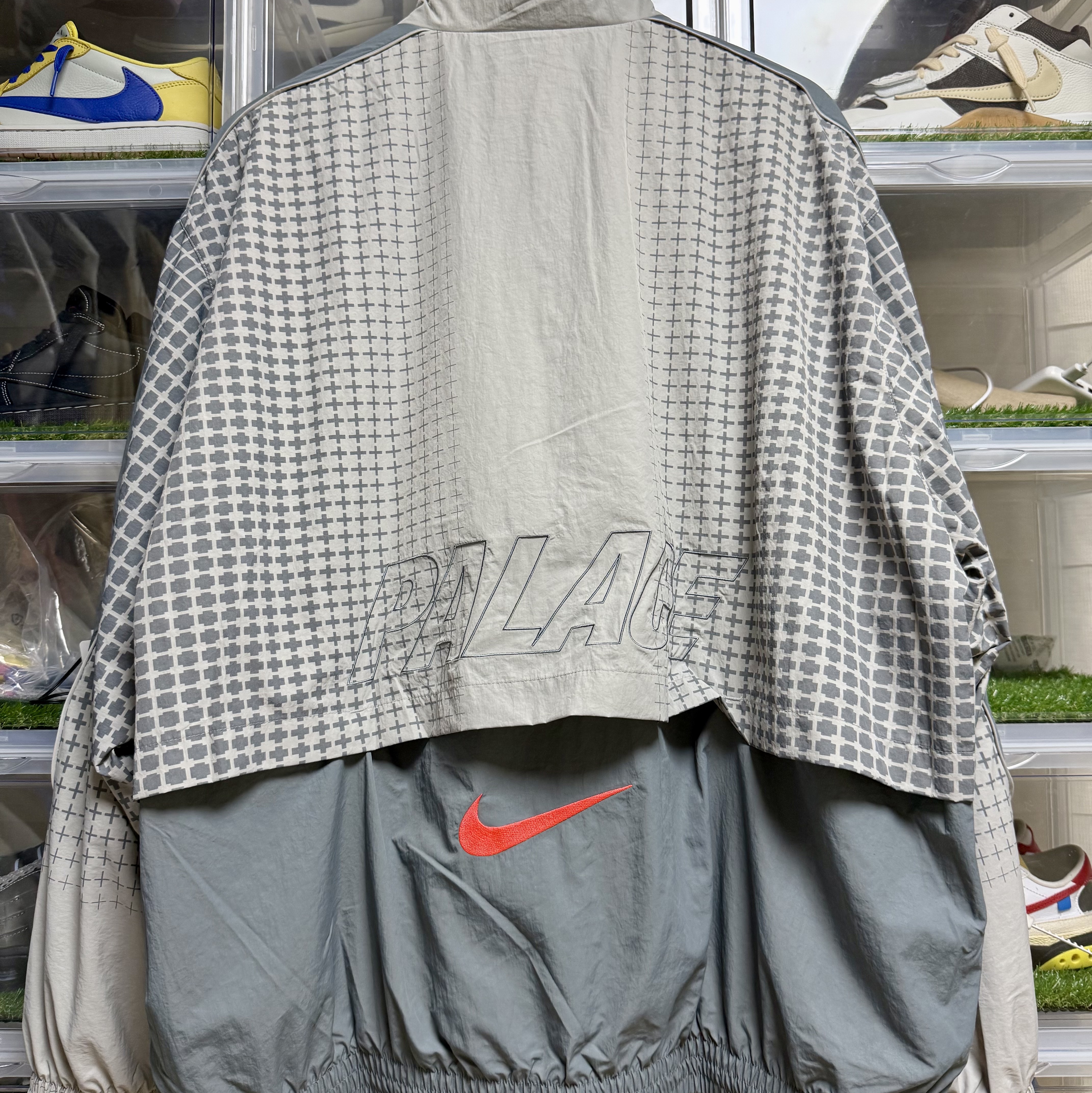 Palace x Nike England Track Jacket Pewter Grey Cool Grey 착용 스타일 - 2