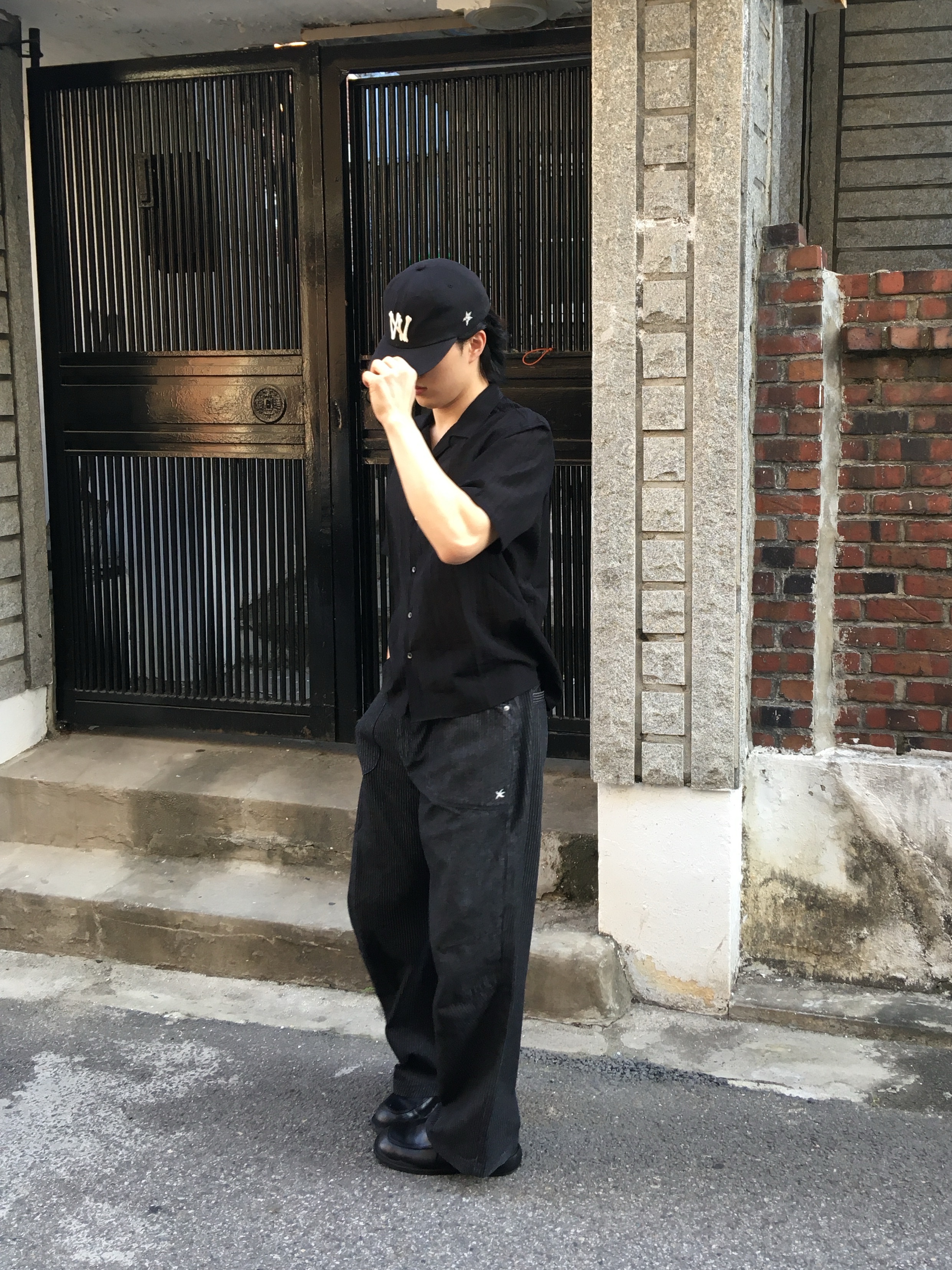 Kinchi Foat - 505 (a) Black, The Coldest Moment TCM Starfish Pin Stripe Pants Black 착용 스타일
