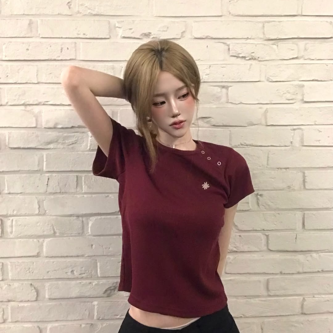 SLOW RECORD HOUSE Henley Neck Eyelet T-Shirt Burgundy 착용 스타일 - 1