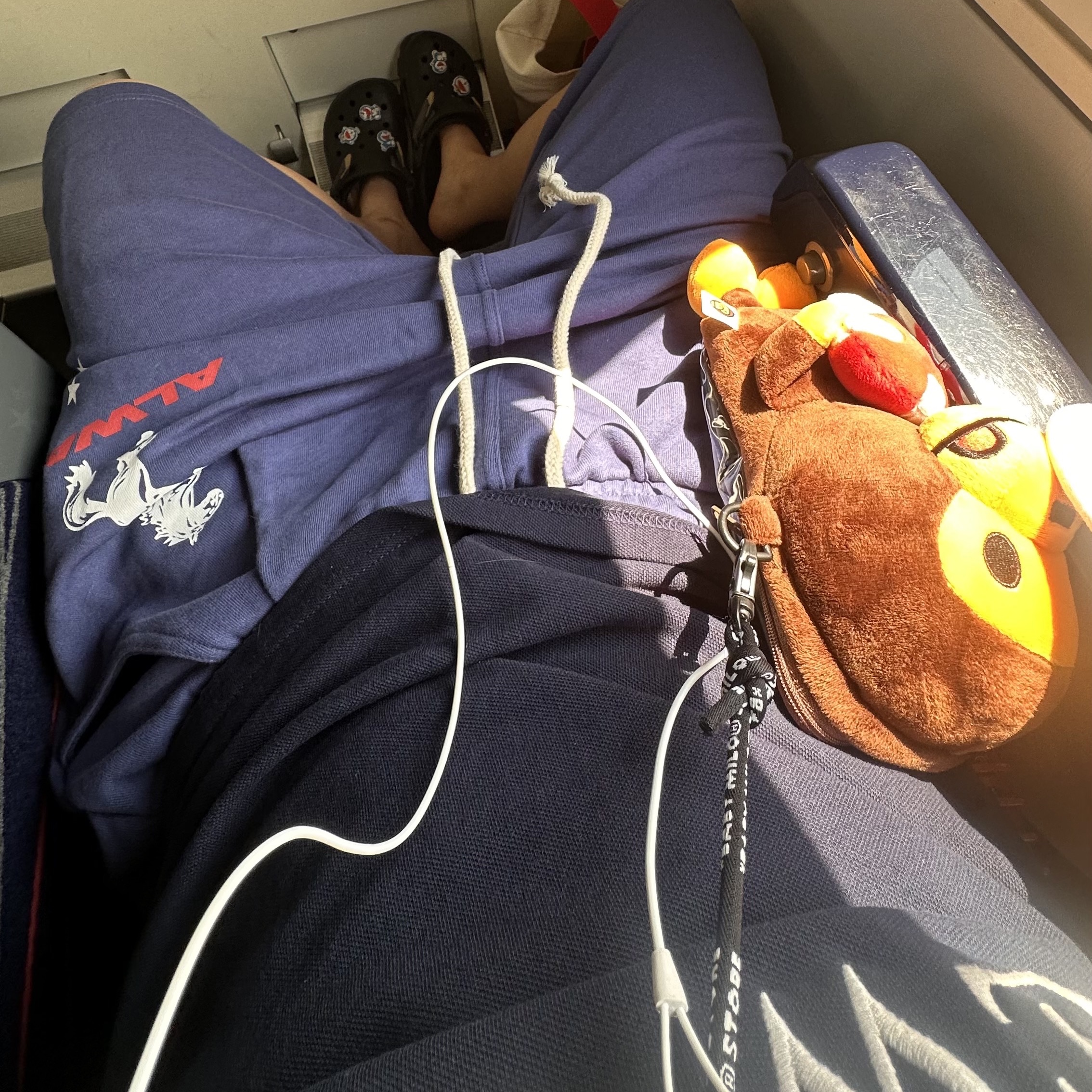 AMOU Horse One Tuck Bermuda Pants Blue 착용 스타일
