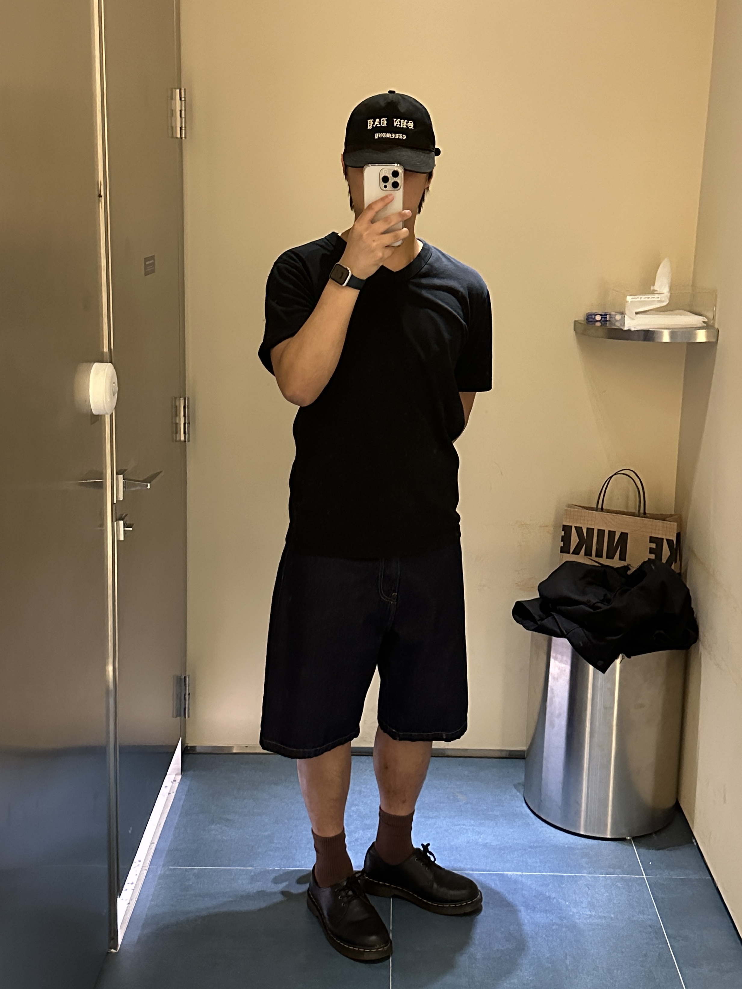 Carhartt WIP Landon Shorts Blue Rinsed, Dr. Martens 1461 Smooth Black 착용 스타일 - 1