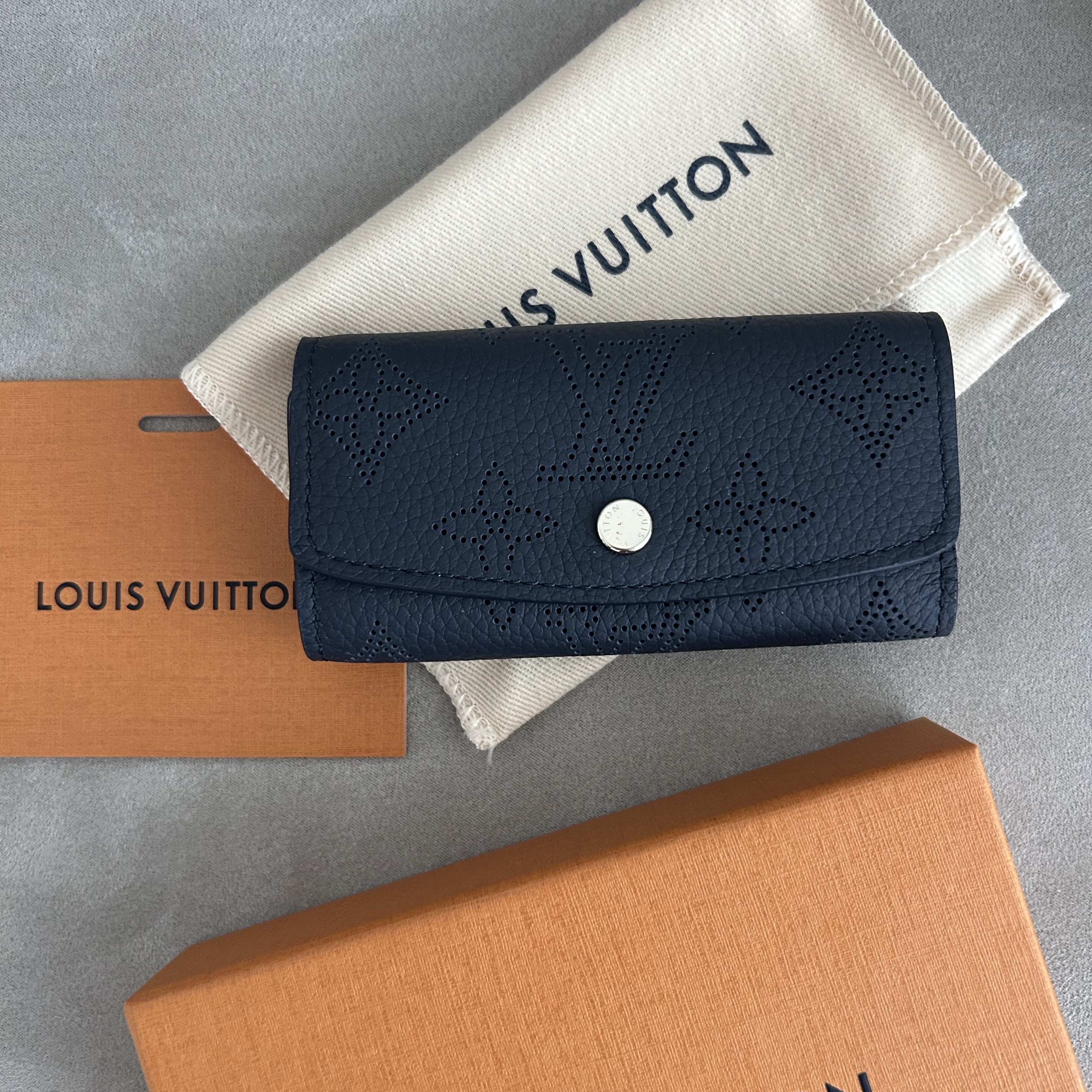Louis Vuitton Murticle 4 Key Holder Navy 착용 스타일