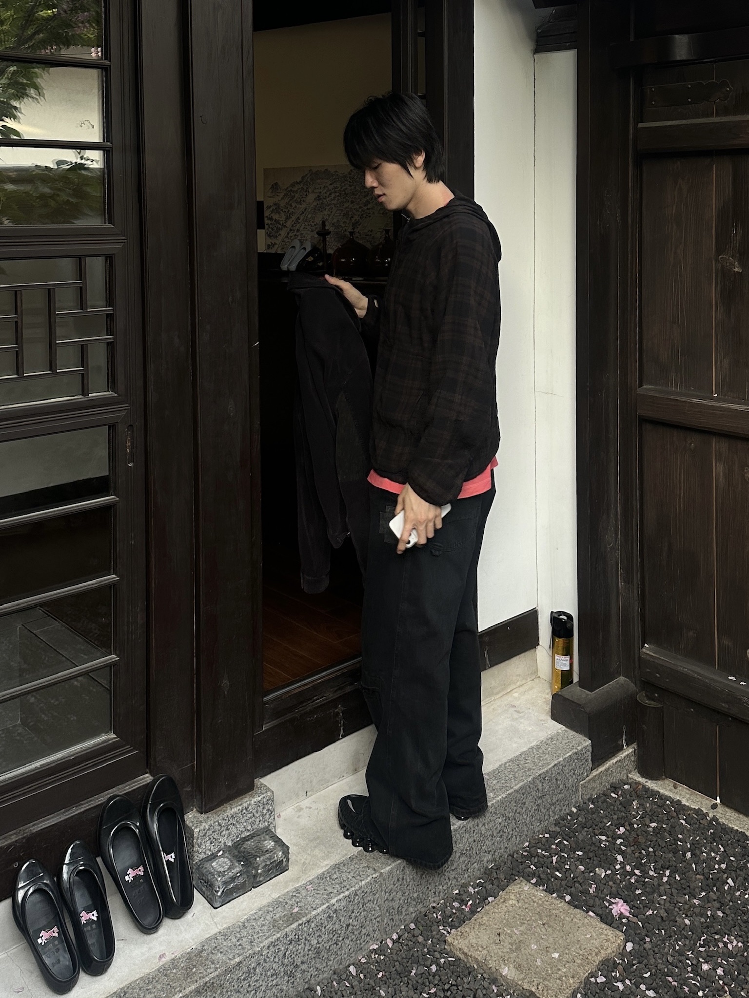 Polyteru Human Index Human Check Hoodie Parka Brown, Polyteru 1011 Cross Patched Denim Pants Black (Cut Off Knee) 착용 스타일 - 1