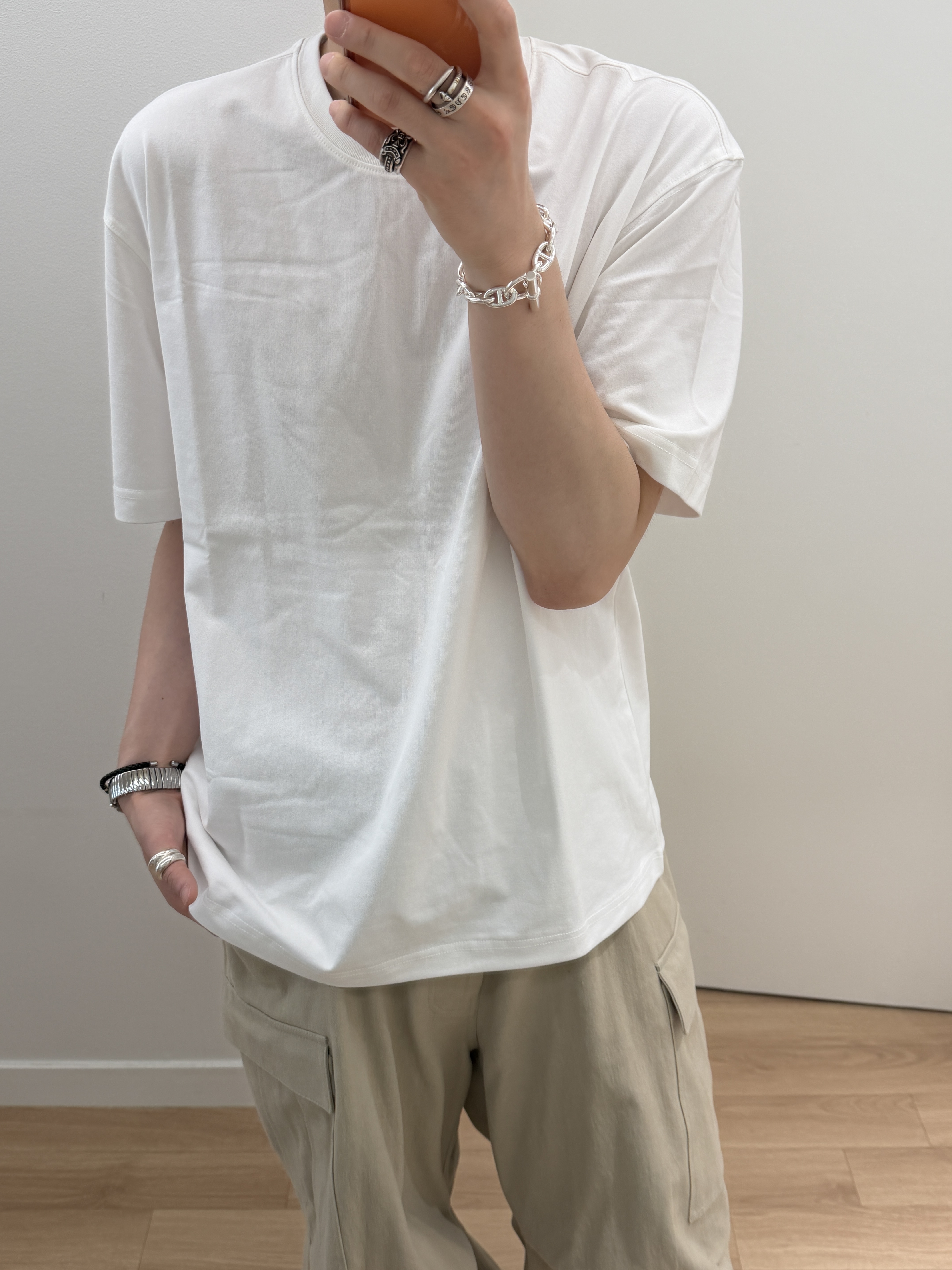 Nonnod Side Zip Cargo Pants Beige 착용 스타일 - 2