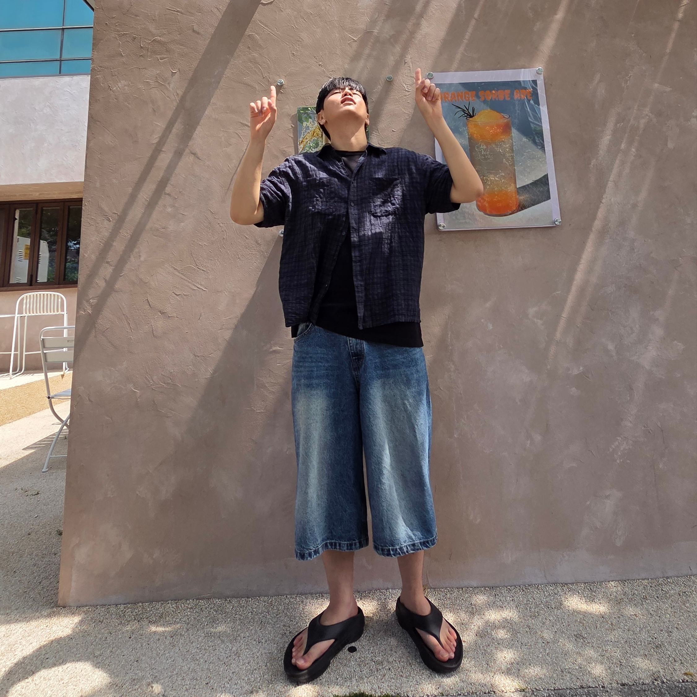 [10% 적립] OOFOS OOriginal + Black Unisex Flip-Flops 착용 스타일 - 4