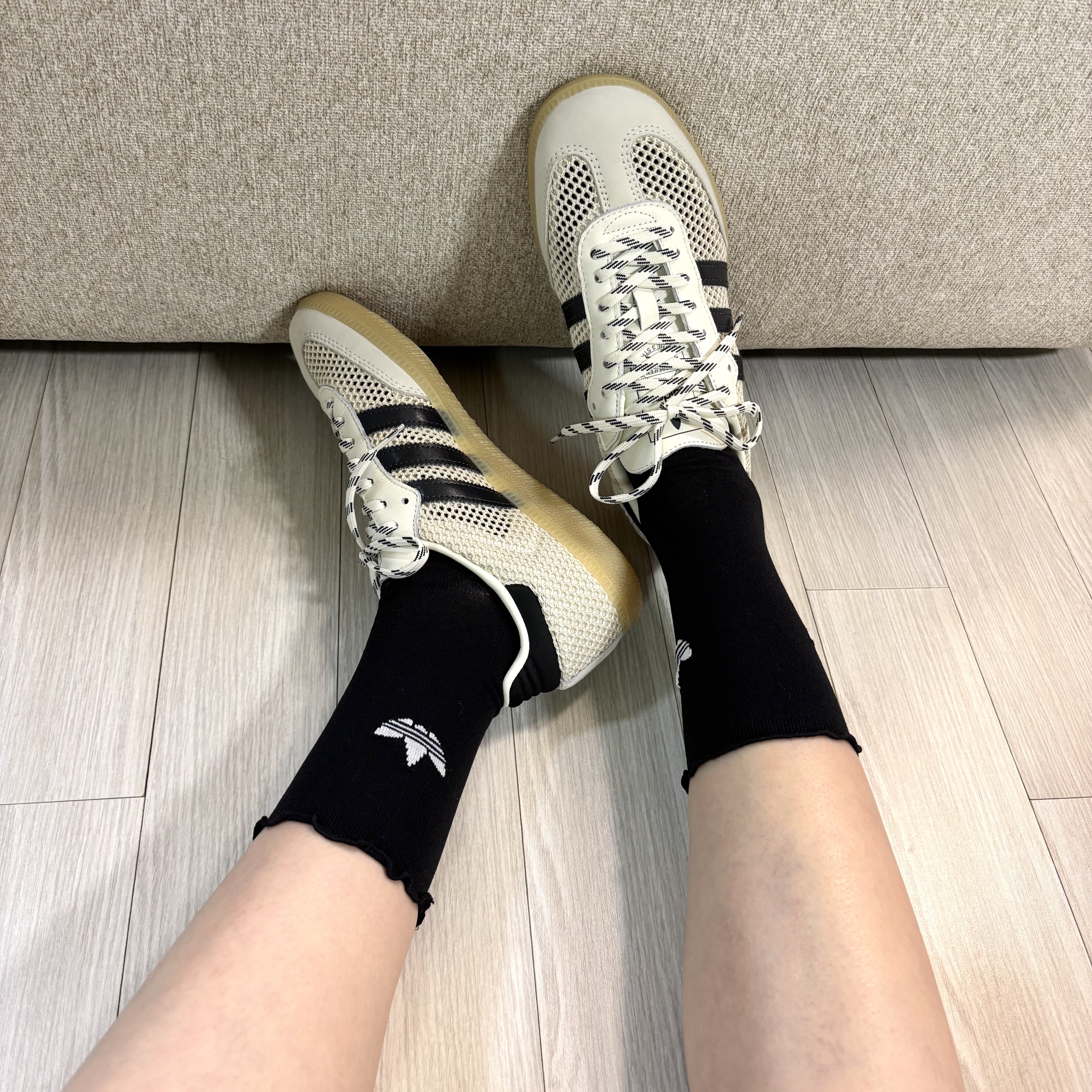 (W) Adidas Samba OG Off White Carbon 착용 스타일 - 2