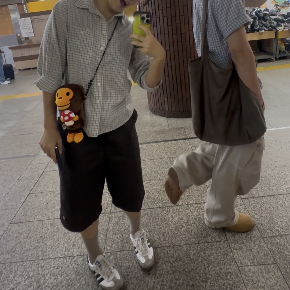 BAPE Baby Milo Plush Mobile Bag Brown 착용 스타일