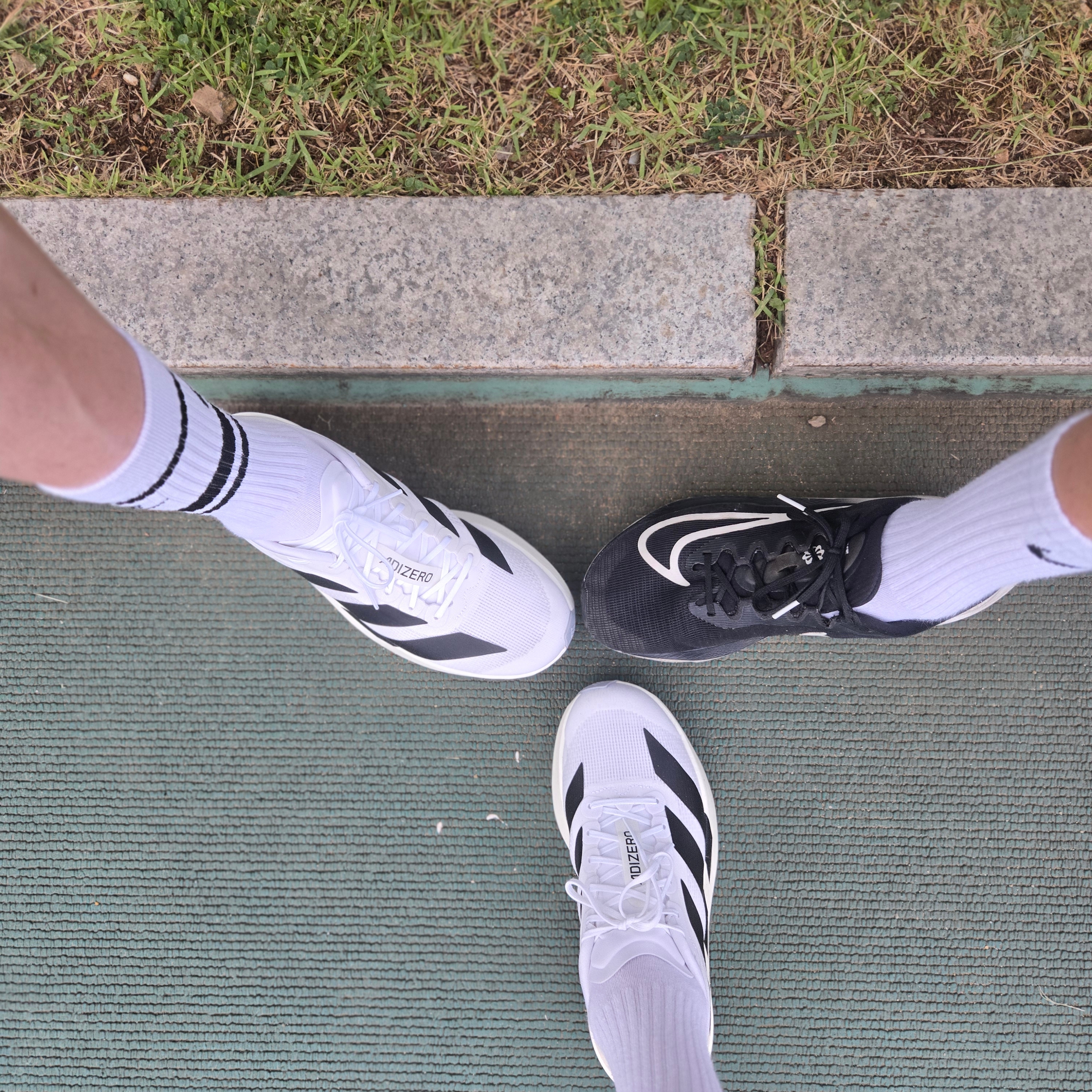 (W) Adidas Adizero EVO SL Cloud White Core Black, Adidas Adizero EVO SL Cloud White Core Black 착용 스타일 - 1