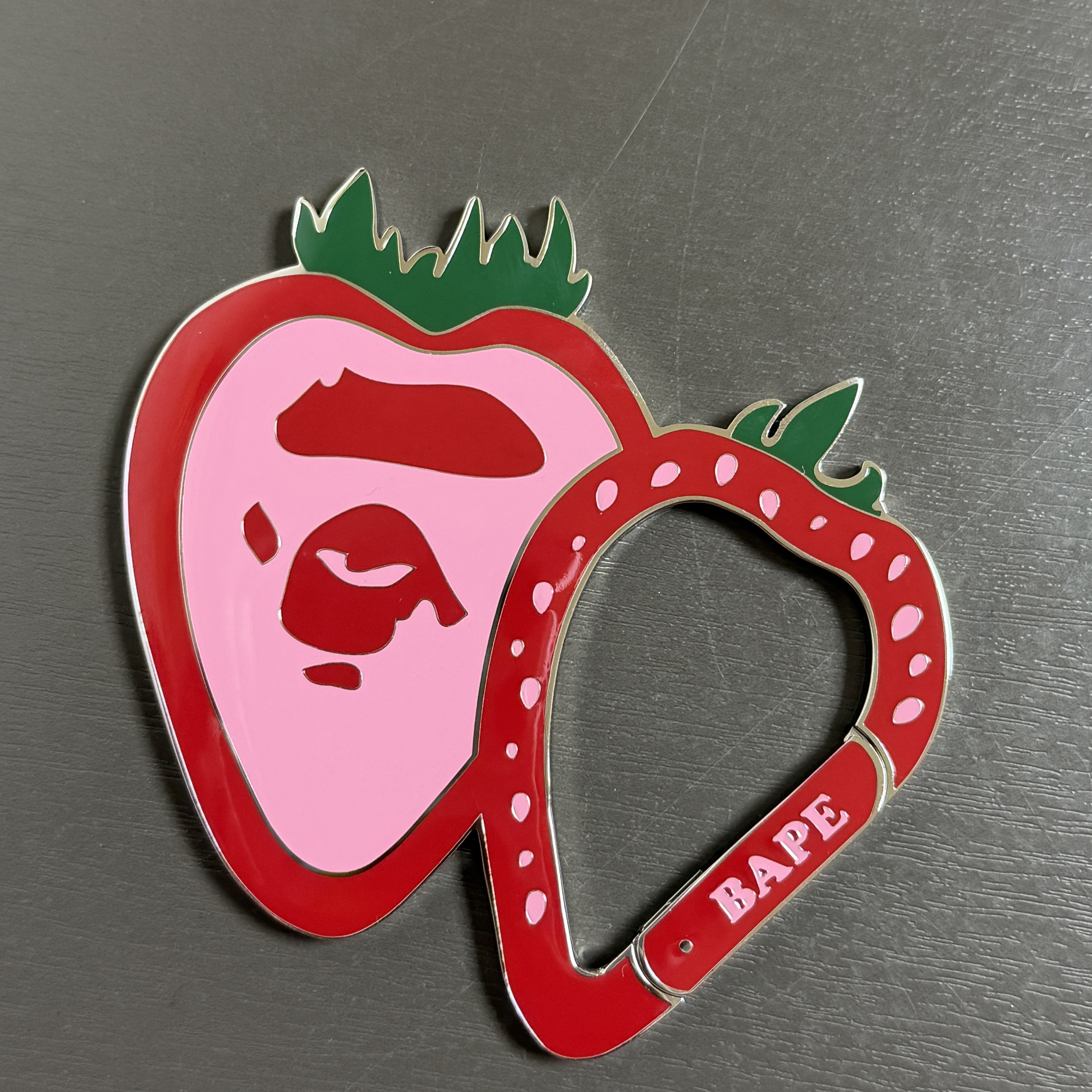 BAPE Strawberry Ape Head Carabiner Red 착용 스타일