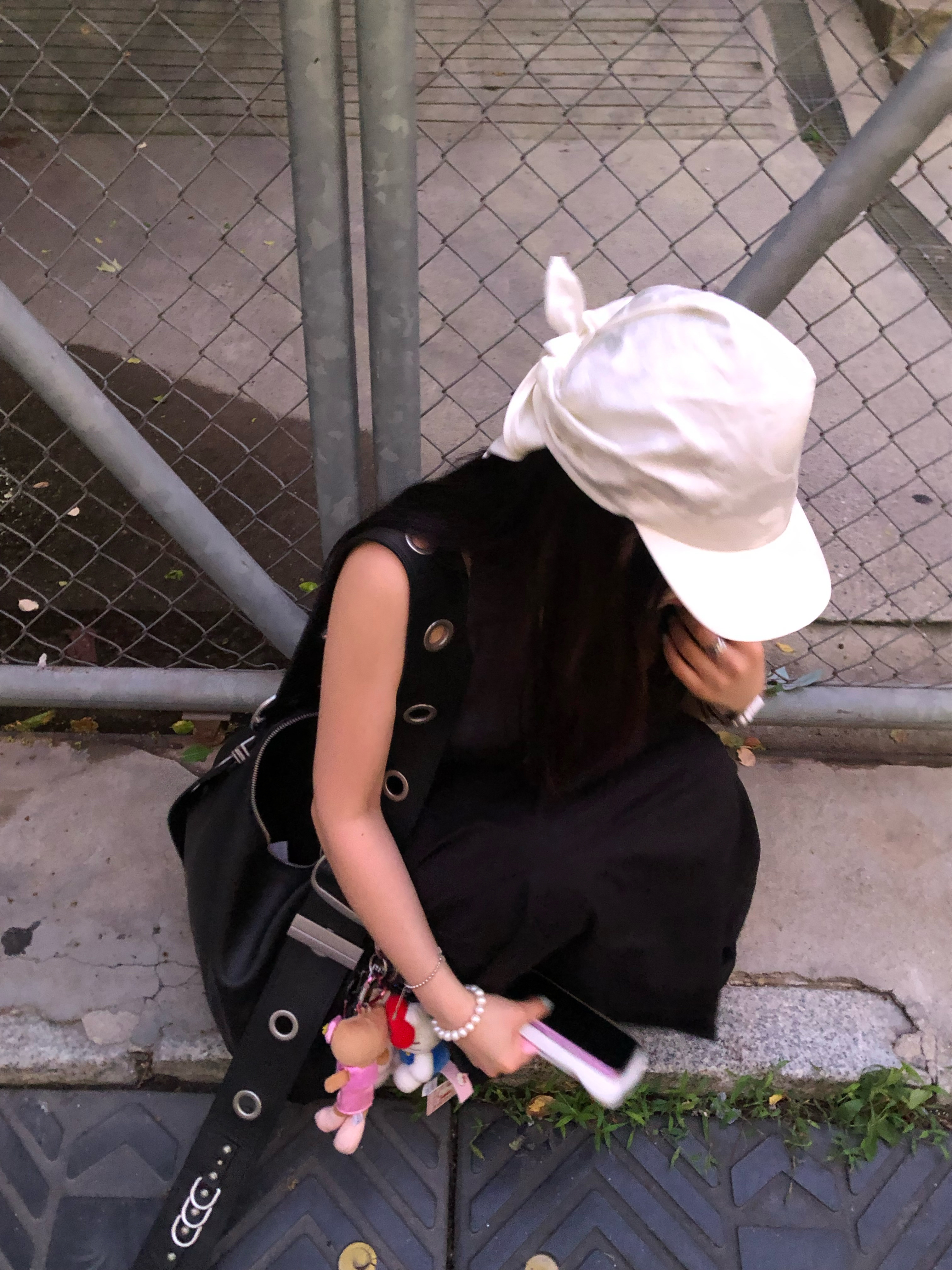 [KREAM 단독] Vacant Archive Bella Wide Strap Hobo Bag Black, [KREAM 단독] Vacant Archive Bella Mini Shoulder Bag Black 착용 스타일 - 2